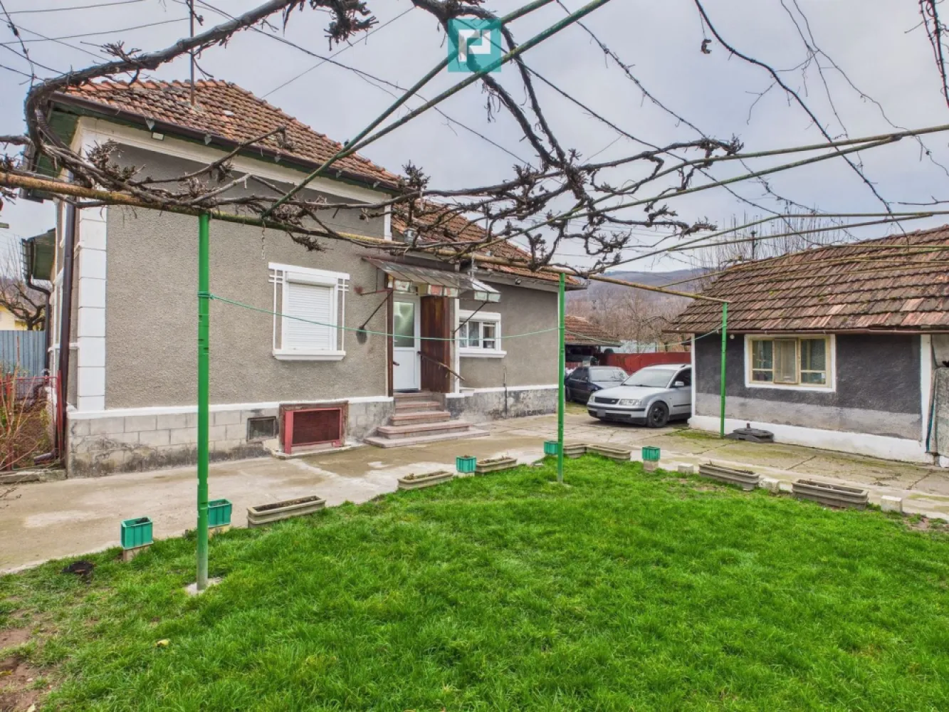 Casă, Valea Sighistelului, Jud.Bihor - Casă cu curte si teren în Sighistel ( Valea Sighistelului) – 5 km de Stei Casă din caramida situată la nr. 2 pe strada principală din Sighistel, intr-o zona turistica de exceptie, la 20 de minute cu masina de aproape orice obiectiv turistic din Muntii Apuseni (Pestera Ursilor, Partia de Schi Vartop, Valea Sighistelului, Padis, Manastirea Izbuc, Stana de Vale). Compusă din 3 camere, bucătărie, baie și camara, cu 3 anexe mari si garaj si cu teren si curte mare cu vie si gazon. Teren: 500 mp Front stradal: 35 m Fundație solidă, pod, structură rezistentă. Construită din caramida, cu geamuri termopan si rulouri PVC, bine întreținută, locuită permanent. Vara răcoroasă, iarna călduroasă. Utilități: apă, curent, sistem propriu de evacuare, internet, supraveghere video. Încălzire cu sobe de teracotă (posibilitate montare centrală pe lemne). Se vinde mobilată, conform pozelor. Necesită mici modernizări, locuibilă imediat. O casă de familie îngrijită, cu potențial și liniște. Ramon Morar - Consultant imobiliar Property Lab. Telefon – 0771 796 288 ramon.morar@propertylab.ro CP 2854690 }}