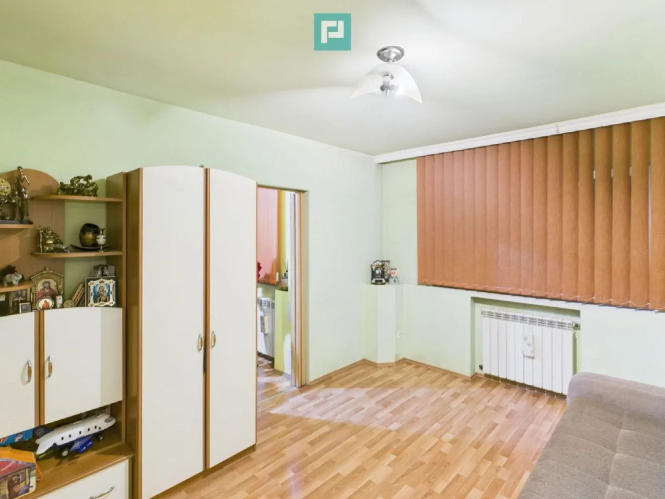 Apartament cu 3 camere tip X, Str. Feldioarei - De vânzare – Apartament cu 3 camere tip X, Str. Feldioarei Oferim spre vânzare un apartament curat si aranjat situat pe str. Feldioarei Nr.6, în zona liniștită și bine cotată. La cateva minute de Universitatea Oradea, Centru, Piata Unirii, magazine si facilitati. Locuința este complet utilată și mobilată, gata pentru mutare imediată. Compartimentare: - Living spațios cu bucătărie semi open space - 2 dormitoare luminoase - Baie modernă Ideal pentru o familie sau cuplu care caută confort și intimitate într-o zonă accesibilă și bine conectată. Pentru mai multe detalii sau programarea unei vizionări, nu ezitați să ne contactați Ramon Morar - Consultant imobiliar Property Lab E-mail ramon.morar@propertylab.ro Telefon - 0771 796 288 CP 2854241 }}