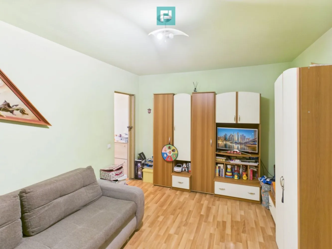 Apartament cu 3 camere tip X, Str. Feldioarei - De vânzare – Apartament cu 3 camere tip X, Str. Feldioarei Oferim spre vânzare un apartament curat si aranjat situat pe str. Feldioarei Nr.6, în zona liniștită și bine cotată. La cateva minute de Universitatea Oradea, Centru, Piata Unirii, magazine si facilitati. Locuința este complet utilată și mobilată, gata pentru mutare imediată. Compartimentare: - Living spațios cu bucătărie semi open space - 2 dormitoare luminoase - Baie modernă Ideal pentru o familie sau cuplu care caută confort și intimitate într-o zonă accesibilă și bine conectată. Pentru mai multe detalii sau programarea unei vizionări, nu ezitați să ne contactați Ramon Morar - Consultant imobiliar Property Lab E-mail ramon.morar@propertylab.ro Telefon - 0771 796 288 CP 2854241 }}