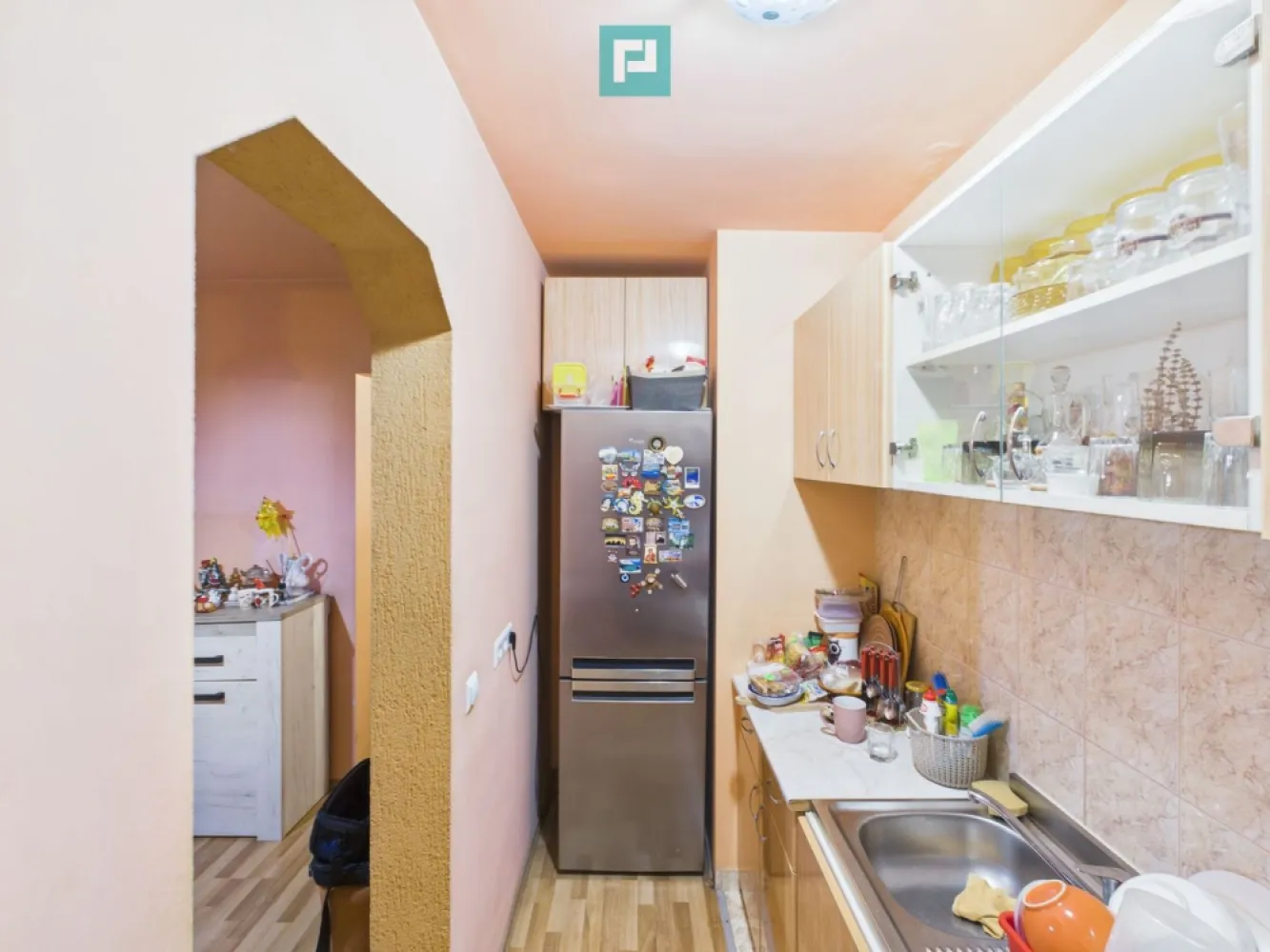 Apartament cu 3 camere tip X, Str. Feldioarei - De vânzare – Apartament cu 3 camere tip X, Str. Feldioarei Oferim spre vânzare un apartament curat si aranjat situat pe str. Feldioarei Nr.6, în zona liniștită și bine cotată. La cateva minute de Universitatea Oradea, Centru, Piata Unirii, magazine si facilitati. Locuința este complet utilată și mobilată, gata pentru mutare imediată. Compartimentare: - Living spațios cu bucătărie semi open space - 2 dormitoare luminoase - Baie modernă Ideal pentru o familie sau cuplu care caută confort și intimitate într-o zonă accesibilă și bine conectată. Pentru mai multe detalii sau programarea unei vizionări, nu ezitați să ne contactați Ramon Morar - Consultant imobiliar Property Lab E-mail ramon.morar@propertylab.ro Telefon - 0771 796 288 CP 2854241 }}