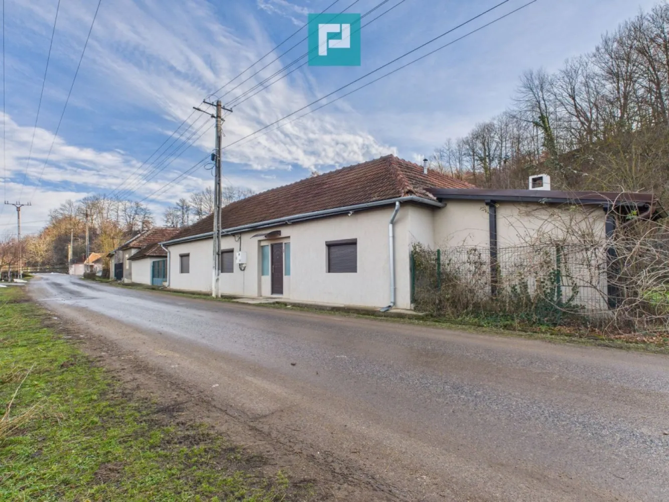 Casă deosebită la Urvişu de Beliu - Visaţi la o casă de vacanţă sau chiar permanentă într-un peisaj de vis, la poalele împădurite ale munţilor Codru Moma? Vă propunem o proprietate situată la stradă asfaltată, cu un front stradal foarte generos, situată în localitatea Urvişu de Beliu, la circa 90 km de Arad. Casa construită în 1975 a fost restaurată şi modernizată complet in 2023, pe un teren total de 1260 mp. Pereţii şi tavanele s-au retencuit şi zugrăvit, s-a montat uşa de intrare din metal, ferestre exterioare din PVC cu geam dublu şi rolete. Pardoselile sunt din gresie şi parchet laminat, baia este cu gresie şi faianţă. Dispuneţi de hol intrare, coridor mare, living, 2 dormitoare, bucătărie cu loc de luat masa, cămară de alimente, baie cu duş. Din bucătărie ieşiti pe terasa acoperită şi în curtea interioară dar şi în grădina generoasă cu spaţiu acoperit pentru grătar. Proprietatea mai dispune de un atelier-magazie unelte şi de un depozit de lemne de foc. Încălzirea este asigurată de o CT pe curent şi calorifere din oţel iar apa provine din izvorul captat de pe dealul adiacent. În living funcţionează şi o sobă pe lemne. Casa se vinde mobilată şi utilată. Nu pierdeţi această oportunitate, fiţi prima persoană care solicită o vizionare asistată. Victor Nedelcu – Consultant imobiliar Property Lab Tel: +40 744 772 772 – E.mail: victor.nedelcu@propertylab.ro sau Radu Mitran – Consultant imobiliar Property Lab Tel: +40 751 621 035 – E.mail: radu.mitran@propertylab.ro CP2851602 }}