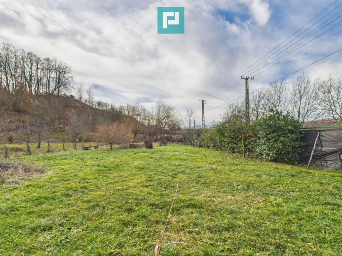 Casă deosebită la Urvişu de Beliu - Visaţi la o casă de vacanţă sau chiar permanentă într-un peisaj de vis, la poalele împădurite ale munţilor Codru Moma? Vă propunem o proprietate situată la stradă asfaltată, cu un front stradal foarte generos, situată în localitatea Urvişu de Beliu, la circa 90 km de Arad. Casa construită în 1975 a fost restaurată şi modernizată complet in 2023, pe un teren total de 1260 mp. Pereţii şi tavanele s-au retencuit şi zugrăvit, s-a montat uşa de intrare din metal, ferestre exterioare din PVC cu geam dublu şi rolete. Pardoselile sunt din gresie şi parchet laminat, baia este cu gresie şi faianţă. Dispuneţi de hol intrare, coridor mare, living, 2 dormitoare, bucătărie cu loc de luat masa, cămară de alimente, baie cu duş. Din bucătărie ieşiti pe terasa acoperită şi în curtea interioară dar şi în grădina generoasă cu spaţiu acoperit pentru grătar. Proprietatea mai dispune de un atelier-magazie unelte şi de un depozit de lemne de foc. Încălzirea este asigurată de o CT pe curent şi calorifere din oţel iar apa provine din izvorul captat de pe dealul adiacent. În living funcţionează şi o sobă pe lemne. Casa se vinde mobilată şi utilată. Nu pierdeţi această oportunitate, fiţi prima persoană care solicită o vizionare asistată. Victor Nedelcu – Consultant imobiliar Property Lab Tel: +40 744 772 772 – E.mail: victor.nedelcu@propertylab.ro sau Radu Mitran – Consultant imobiliar Property Lab Tel: +40 751 621 035 – E.mail: radu.mitran@propertylab.ro CP2851602 }}