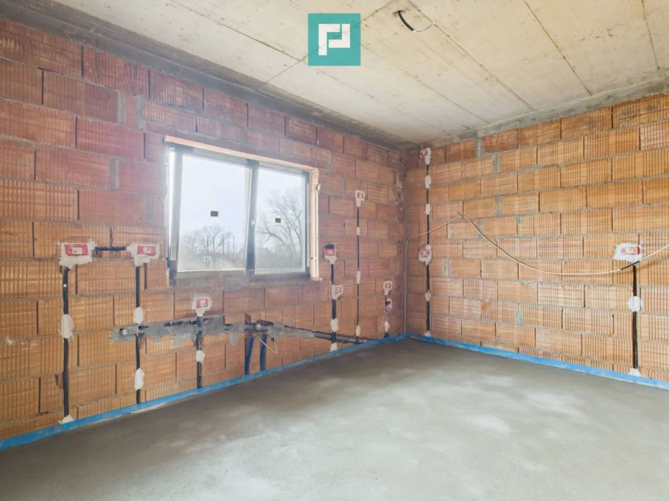 Duplex modern 4 camere Ghiroda - De vânzare duplex spațios , aflat în stadiul de execuție „la roșu”, oferindu-vă oportunitatea unică de a vă personaliza viitoarea locuință exact așa cum ați visat. Casa se vinde complet finisată (la cheie), însă vă oferă libertatea deplină de a alege materialele și designul interior (gresie, faianță, parchet, uși, obiecte sanitare) si posibiliatea montării de panouri solare pentru independență energetică. Teren:700 mp Suprafată utilă :125 mp Compartimentare: P+1+Pod (placa de beton peste etaj) Parter: -Hol de acces -Living -Bucătarie închisă -Baie Etaj: -Hol generos -3 dormitoare (unul cu dressing) -2 Băi Stadiu actual: -Construcție „la roșu”, ceea ce permite verificarea calității structurii și a instalațiilor înainte de închidere. Predare: -La cheie, cu toate finisajele incluse în prețul afișat (în limita unui buget generos stabilit prin contract ). Avantajele achiziției în acest stadiu: -Personalizare Totală: Alegeți culorile și texturile care vă definesc stilul, de la parchet până la plăcile ceramice din băi. -Transparență: Puteți vedea exact calitatea construcției și a izolației, nefiind „ascunse” sub tencuială. -Garanție: Beneficiați de garanția unei lucrări noi, executată conform celor mai recente standarde. Localizare: -Duplexul se află in Ghiroda foarte aproape de Timișoara. Beneficii și zonă: -Utilităti: apa,curent,canalizare -Acces facil la transport în comun/școli/supermarket. -Zonă liniștită de case in plină dezvoltare, ideală pentru familii. Se vinde la prețul de 220000 negociabil la cheie. Pentru vizionari si detaliile personalizării contactați-mă. Stefanica Amariei- consultant imobiliar PropertyLab telefon: 0745811904 mail: stefanica.amariei@propertylab.ro CP2833389 }}