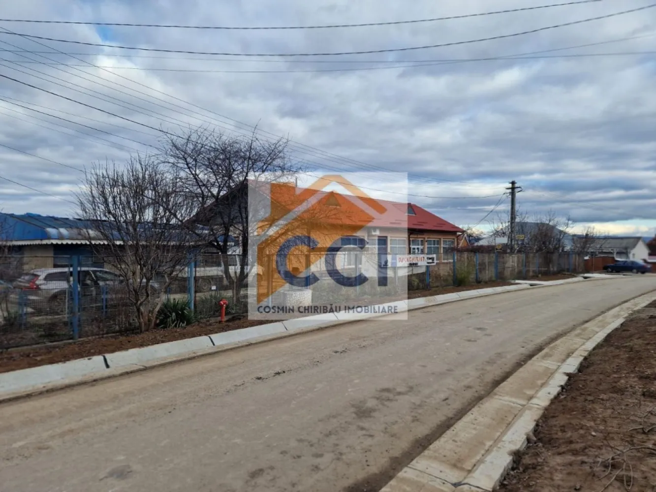 Se oferă spre vânzare / închiriere clădire cu spațiu comercial - Se oferă spre vânzare / închiriere clădire-spațiu comercial, situată lângă Primăria din Buciumi, într-o zonă centrală, cu vizibilitate foarte bună.Afacerea ta poate debuta imediat in aceasta locatie chiar daca eceasta este in mediul rural!!

Imobilul este ideal pentru magazin (retail alimentar), cafenea, bar, birou, cabinete medicale sau sediu de firmă, având acces direct din stradă și posibilitate de amenajare după necesități.
Avantaje:
- poziție excelentă, zonă centrală
- trafic pietonal constant
- acces direct din exterior
- utilități disponibile
- potrivit pentru activități comerciale și HoReCa
Caracteristici:
-teren 1720 m
-cladirea principala ( C1) 287mp de tip open space,structura de beton,inchideri perimetrale cu caramida si invelitoare tigla metalica Lindab/
-atelier/magazie (C6) structura de rezistenta metalica cu inchideri panouri sandwich
-magazie exterioara acoperita cu tabla ( C2) 87mp
-terasa exterioara acoperita cu tabla ( C5)-63m-incalzirea cu CT proprie pe lemne,energie elctrica mono si trifazic,apa potabila de la reteaua comunala +fantana proprie cu hidrofor

O oportunitate foarte bună pentru deschiderea unei cafenele sau a unui magazin, într-o zonă frecventată și ușor accesibilă.