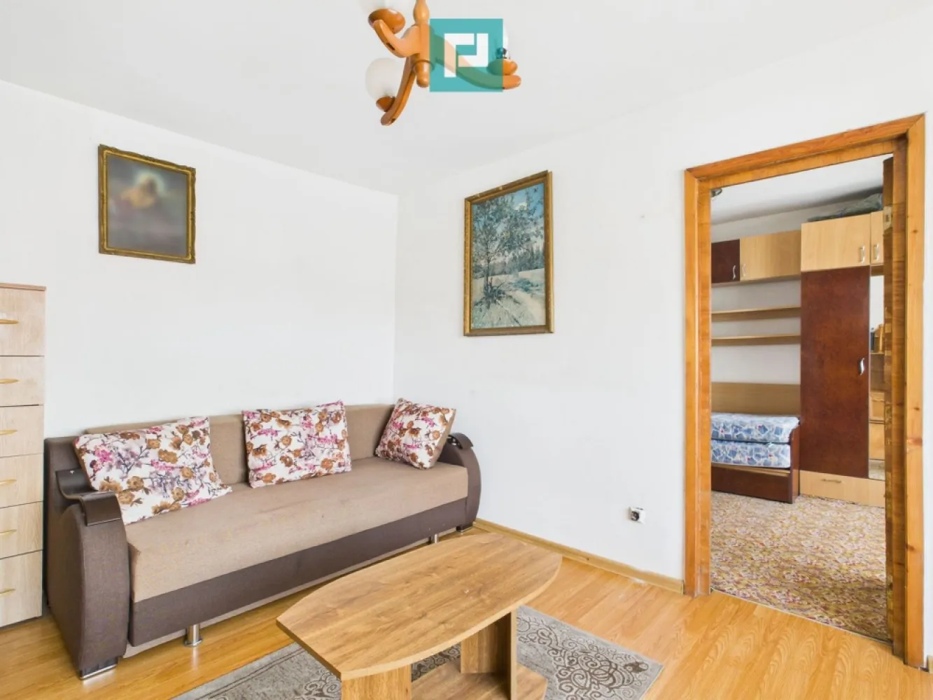 Apartament 2 camere luminos- Aleea Poiana Ruscai - Apartament cu 2 camere – luminos, primitor ideal pentru locuit sau investiție Acest apartament cu 2 camere, situat la etajul 4 din 5, cu o suprafață de 39 mp, este exact acel tip de spațiu: cald, luminos și eficient compartimentat. Balconul tip logie aduce lumină naturală pe tot parcursul zilei și oferă un colț perfect pentru cafeaua de dimineață, câteva plante sau un spațiu discret de depozitare. Apartamentul dispune de centrală proprie. Bucătăria este utilată, iar baia cu cadă completează sentimentul de confort și funcționalitate. Un mare plus este locația, care face viața de zi cu zi mai simplă: acces rapid la mijloace de transport în comun; magazine, dispensar, farmacii și Policlinica Regina Maria, toate la câțiva pași; Școala Gimnazială nr. 27 și Grădinița cu Program Prelungit nr. 3, ideale pentru familii sau pentru atractivitatea închirierii. Fie că îți dorești un cămin liniștit, fie că ești în căutarea unei investiții sigure, ușor de închiriat, acest apartament bifează toate criteriile: poziție bună, lumină naturală, costuri reduse de întreținere și o atmosferă primitoare. Este alegerea ideală pentru o familie care caută căldura unui cămin sau pentru oricine își dorește un apartament bine poziționat , luminos și practic. Consultant imobiliar : Laurentiu Caraman Telefon : 0721824896 Email : laurentiu.caraman@propertylab.ro CP2848965 }}