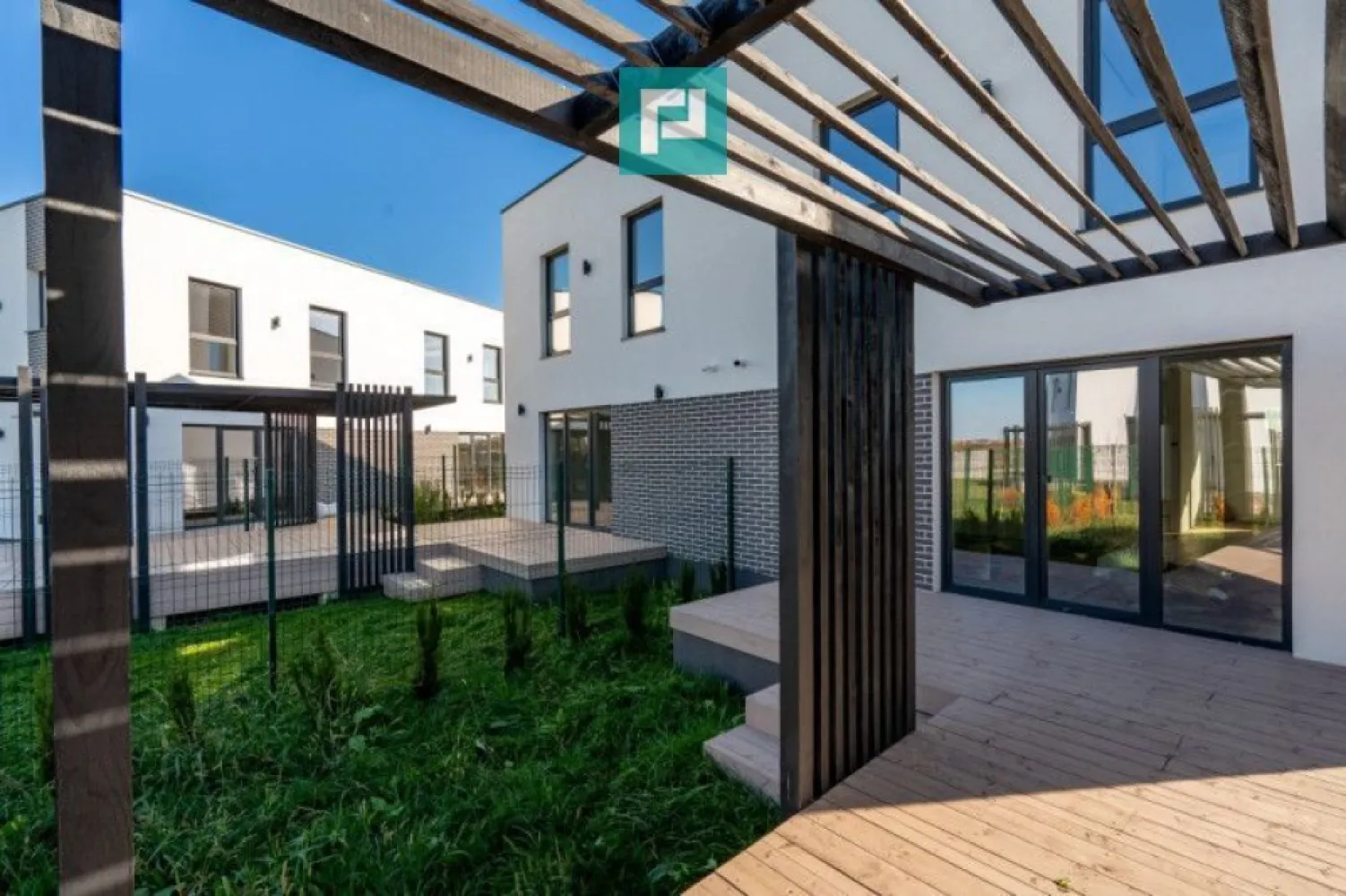 Duplex Modern la limita dintre Moșnița Nouă și Calea Urseni- Construcție 2024 - Visezi la un cămin modern și confortabil? Avem soluția perfectă pentru tine! Te invităm să descoperi un duplex deosebit, situat la limita dintre Moșnița Nouă și Calea Urseni, în mijlocul unei zone în plină dezvoltare, aproape de centura orașului. Construit în 2024, acest duplex te întâmpină cu finisaje moderne și o atmosferă primitoare, ideală pentru o familie care își dorește un spațiu generos și funcțional. Despre duplex: Suprafața utilă de 95 mp este perfect compartimentată pentru a oferi confortul de care ai nevoie. La parter, vei găsi o baie elegantă dotată cu duș, o bucătărie open space care se leagă armonios de livingul luminos, unde ai acces direct pe o terasă spațioasă – locul perfect pentru a savura diminețile cu cafeaua în mână sau serile alături de cei dragi. La etaj, duplexul dispune de 3 dormitoare confortabile, plus o baie cu cadă, ideală pentru momentele de relaxare. Iar pentru a adăuga un plus de confort, pereții din băi sunt încălziți, iar tavanele extensibile din întreaga locuință oferă o senzație de amplitudine și eleganță. Curtea și dotările: Curtea este amenajată cu gust, oferind un loc perfect de joacă pentru copii sau un spațiu de relaxare pentru întreaga familie. În plus, duplexul este dotat cu un sistem de alarmă și video, asigurându-ți liniștea și siguranța. Despre zonă: Localizat într-o zonă în plină expansiune, te bucuri de acces facil la toate facilitățile necesare: magazine, școli, grădinițe și transport în comun. Nu rata ocazia de a deveni proprietar al acestui duplex modern! Contactează-ne pentru mai multe detalii sau pentru a stabili o vizionare. Acesta ar putea fi noul tău cămin! Agent imobiliar: Natalia Draganel Telefon: 0722 313 450 natalia.draganel@propertylab.ro Cod Proprietate: 2530629 }}