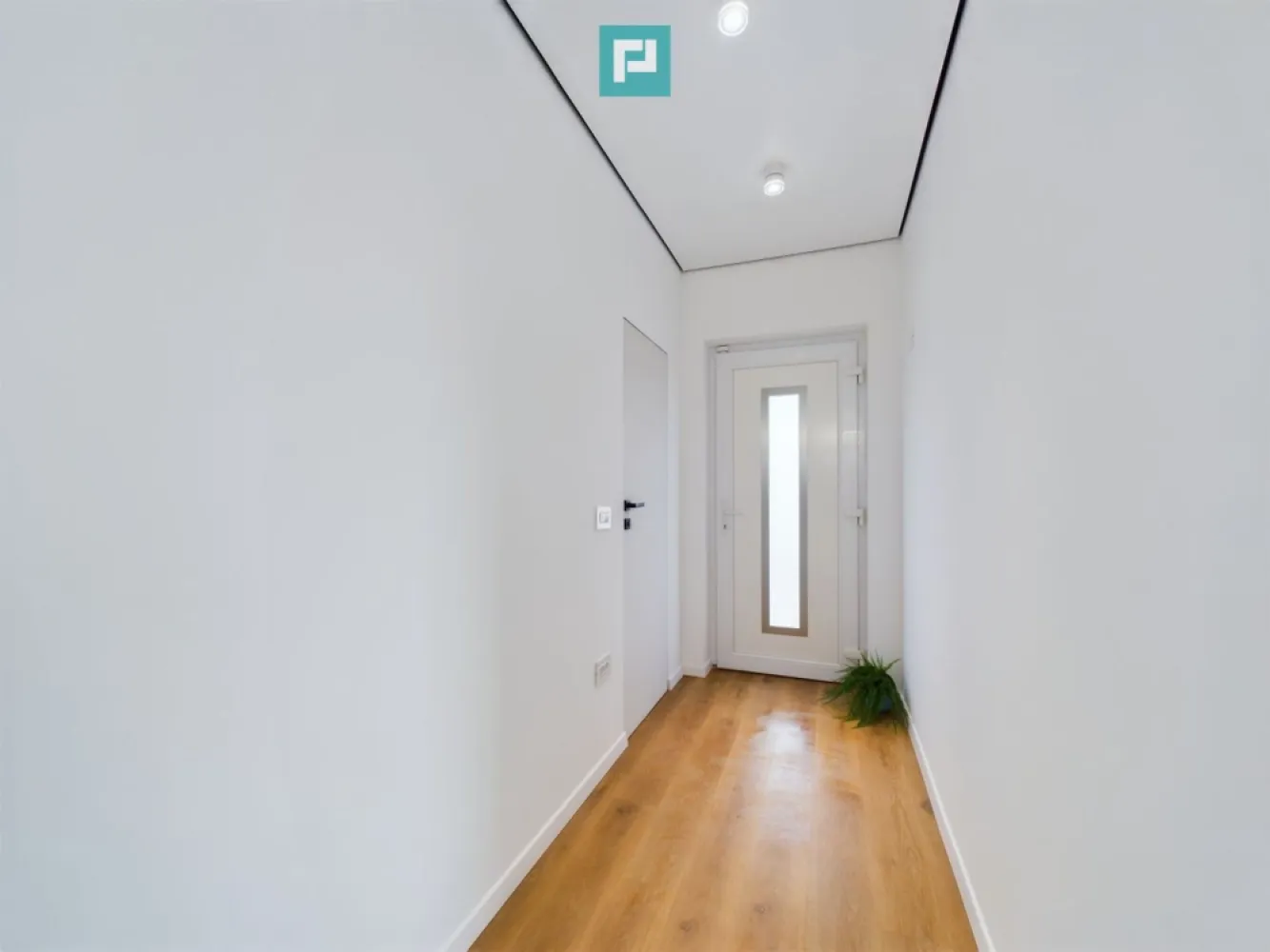 Duplex Modern la limita dintre Moșnița Nouă și Calea Urseni- Construcție 2024 - Visezi la un cămin modern și confortabil? Avem soluția perfectă pentru tine! Te invităm să descoperi un duplex deosebit, situat la limita dintre Moșnița Nouă și Calea Urseni, în mijlocul unei zone în plină dezvoltare, aproape de centura orașului. Construit în 2024, acest duplex te întâmpină cu finisaje moderne și o atmosferă primitoare, ideală pentru o familie care își dorește un spațiu generos și funcțional. Despre duplex: Suprafața utilă de 95 mp este perfect compartimentată pentru a oferi confortul de care ai nevoie. La parter, vei găsi o baie elegantă dotată cu duș, o bucătărie open space care se leagă armonios de livingul luminos, unde ai acces direct pe o terasă spațioasă – locul perfect pentru a savura diminețile cu cafeaua în mână sau serile alături de cei dragi. La etaj, duplexul dispune de 3 dormitoare confortabile, plus o baie cu cadă, ideală pentru momentele de relaxare. Iar pentru a adăuga un plus de confort, pereții din băi sunt încălziți, iar tavanele extensibile din întreaga locuință oferă o senzație de amplitudine și eleganță. Curtea și dotările: Curtea este amenajată cu gust, oferind un loc perfect de joacă pentru copii sau un spațiu de relaxare pentru întreaga familie. În plus, duplexul este dotat cu un sistem de alarmă și video, asigurându-ți liniștea și siguranța. Despre zonă: Localizat într-o zonă în plină expansiune, te bucuri de acces facil la toate facilitățile necesare: magazine, școli, grădinițe și transport în comun. Nu rata ocazia de a deveni proprietar al acestui duplex modern! Contactează-ne pentru mai multe detalii sau pentru a stabili o vizionare. Acesta ar putea fi noul tău cămin! Agent imobiliar: Natalia Draganel Telefon: 0722 313 450 natalia.draganel@propertylab.ro Cod Proprietate: 2530629 }}