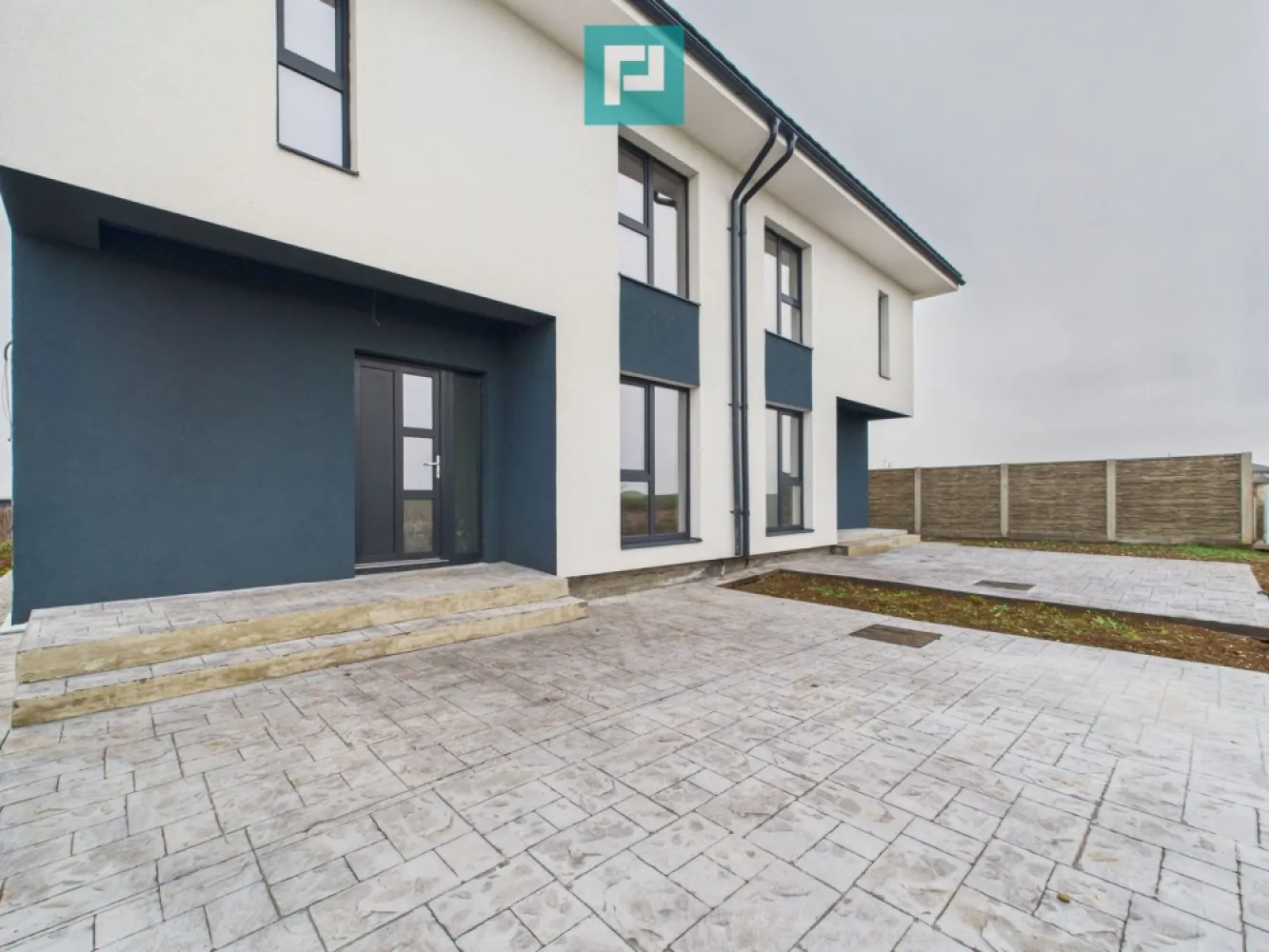 Duplex semi-finisat cu 3 camere, 3 băi în Pișchia - Oferim spre vânzare o casă tip duplex, semi-finisată, situată în comuna Pișchia, într-o zonă liniștită, la doar câteva minute de Timișoara. ~ Proprietatea este finisată la exterior si interiorul este semi-finisat : • Interiorul este la gri • Sintemul de încălzire în pardoseală este montat • Șapele sunt turnate • Pereții și tavanele sunt pregatite pentru gletuire ~ Detalii proprietate : • Tip imobil: Duplex • An construcție: 2025 (finalizată) • Suprafață utilă: 105,5 mp • Suprafață construită: 139,5 mp • Suprafață teren: 339 mp • Suprafață curte liberă: 250 mp • Amprentă la sol: 69,5 mp • Număr camere: 3 • 2 Dormitoare • 3 Băi cu aerisire naturală • 1 Bucătărie închisă • 2 Terase de aprox. 18 mp • 2 Locuri de parcare ~ Facilități zonă : • Străzi pietruite • Apă, curent, fosă septică, gaz cu butelii Această proprietate reprezintă alegerea ideală pentru cei care își doresc o casă nouă și posibilitatea de a alege finisajele și designul interior. Pentru detalii suplimentare și vizionări : Marian Dobre – Consultant Imobiliar PropertyLab Timișoara Telefon: 0773 700 389 E-mail: marian.dobre@propertylab.ro Cod Proprietate: 2700251 }}