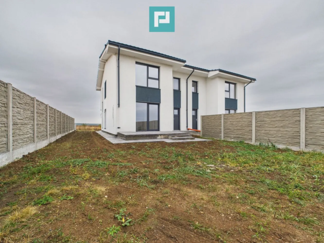 Duplex semi-finisat cu 3 camere, 3 băi în Pișchia - Oferim spre vânzare o casă tip duplex, semi-finisată, situată în comuna Pișchia, într-o zonă liniștită, la doar câteva minute de Timișoara. ~ Proprietatea este finisată la exterior si interiorul este semi-finisat : • Interiorul este la gri • Sintemul de încălzire în pardoseală este montat • Șapele sunt turnate • Pereții și tavanele sunt pregatite pentru gletuire ~ Detalii proprietate : • Tip imobil: Duplex • An construcție: 2025 (finalizată) • Suprafață utilă: 105,5 mp • Suprafață construită: 139,5 mp • Suprafață teren: 339 mp • Suprafață curte liberă: 250 mp • Amprentă la sol: 69,5 mp • Număr camere: 3 • 2 Dormitoare • 3 Băi cu aerisire naturală • 1 Bucătărie închisă • 2 Terase de aprox. 18 mp • 2 Locuri de parcare ~ Facilități zonă : • Străzi pietruite • Apă, curent, fosă septică, gaz cu butelii Această proprietate reprezintă alegerea ideală pentru cei care își doresc o casă nouă și posibilitatea de a alege finisajele și designul interior. Pentru detalii suplimentare și vizionări : Marian Dobre – Consultant Imobiliar PropertyLab Timișoara Telefon: 0773 700 389 E-mail: marian.dobre@propertylab.ro Cod Proprietate: 2700251 }}