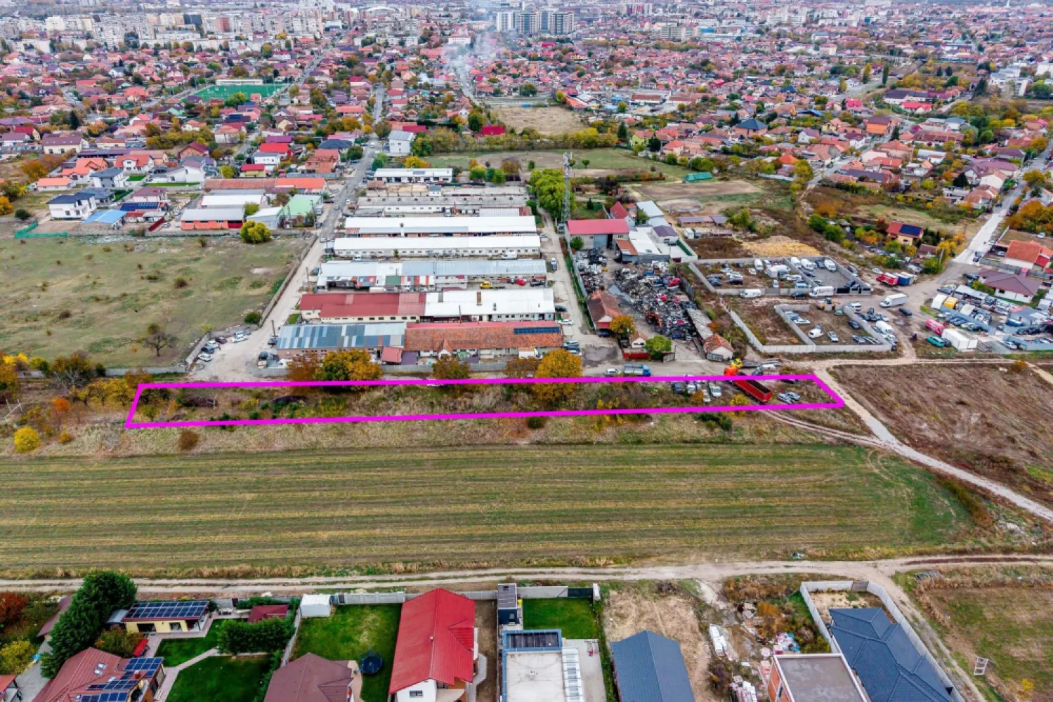 Teren de 2500 mp cu posibilitate de parcelare în Bujac Arad - Cauți o oportunitate reală de investiție în Arad, la un preț sub media pieței?

Acest teren de 2500 mp (17 m lățime × 154 m lungime) este amplasat în Bujac, cu acces direct atât din strada Lavandei, cât și din strada Ilarion Felea, (drumuri de pământ), zonă cunoscută pentru hale de producție și spații de depozitare.

Proprietatea oferă un raport excelent între suprafață, poziționare și preț — sub 40 €/mp. 
Terenul se află într-o zonă mixtă (industrială și rezidențială), cu potențial de dezvoltare după obținerea PUZ-ului și autorizațiilor necesare. 

Contactează-mă, 
Andrei Caracioni 
telefon 0757 662 907 

pentru detalii suplimentare și pentru a analiza împreună oportunitatea.

Cod proprietate: CP2797013