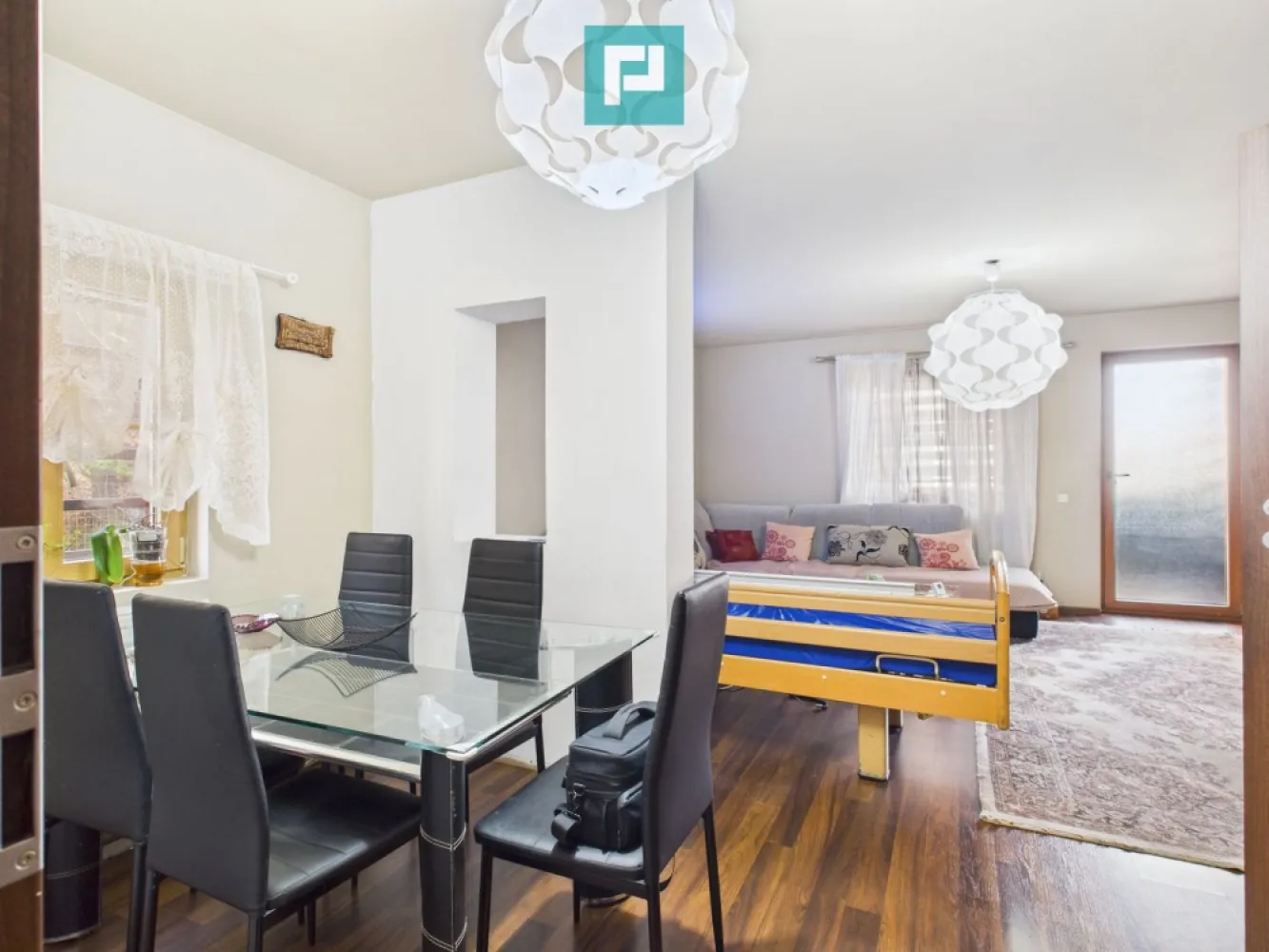 Două locuințe individuale pe 512 mp – in GIROC - Oportunitate unică în Giroc, 2 case spațioase pe un singur teren, pentru confortul familiei tale. Cauți un loc unde să te simți acasă cu adevărat? Îți oferim o proprietate deosebită, compusă din două case mari, construite în 2002, pe un teren de 512 mp, într-o zonă liniștită și foarte căutată din Giroc. Ideală pentru două familii, rude apropiate sau pentru cine dorește să combine locuința cu o mică investiție. Casa 1 – P + M + Garaj Prima casă, cea din față, îmbină spațiul generos cu funcționalitatea perfectă: Parter – 77 mp: living luminos de 35 mp, loc de servit masa, bucătărie închisă complet mobilată și utilată, dormitor, baie cu duș și cameră tehnică. De aici se face accesul către terasa de 12,5 mp, perfectă pentru momentele în aer liber. Izolatia caselor este facuta pe interior din vata bazaltica din Germania . Mansardă: 3 dormitoare primitoare, baie cu cadă de 8,40 mp și un dressing de 2,5 mp, ideal pentru organizarea garderobei. Spațiu generos, lumină naturală și atmosferă caldă – simți că intri acasă încă de la ușă Casa 2 – P + M Cea de-a doua casă, cu actele depuse pentru intabulare, oferă și ea confortul unei locuințe moderne: Parter: living generos de 46 mp, bucătărie pe care o poți amenaja după preferințe și baie de serviciu sub scară. Mansardă: 2 camere luminoase de câte 10,5 mp, baie cu cadă de 5 mp și hol spațios cu acces către fiecare încăpere, plus un spațiu de depozitare de 2 mp. În lateral, casa mai are și magazie pentru diverse obiecte, iar curtea permite parcarea mai multor mașini. Avantaje: Panouri solare de 6 KW – energie eficientă și economii la facturi Centrală proprie cu calorifere Poartă din fier forjat, curte generoasă Zonă liniștită și foarte căutată în Giroc, Str. Mureș Această proprietate nu este doar despre pereți și acoperiș, ci despre spațiu pentru familie, confort și momente frumoase petrecute împreună. Consultant imobiliar : Laurențiu Caraman Telefon : 0721824896 Email : laurențiu.caraman@propertylab.ro CP2838229 }}