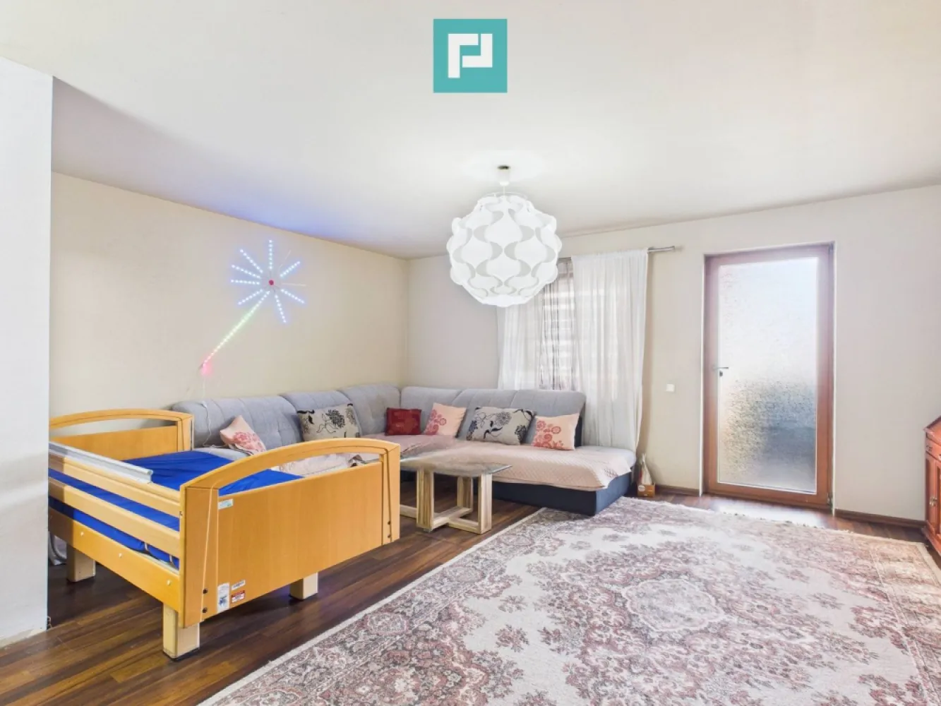 Două locuințe individuale pe 512 mp – in GIROC - Oportunitate unică în Giroc, 2 case spațioase pe un singur teren, pentru confortul familiei tale. Cauți un loc unde să te simți acasă cu adevărat? Îți oferim o proprietate deosebită, compusă din două case mari, construite în 2002, pe un teren de 512 mp, într-o zonă liniștită și foarte căutată din Giroc. Ideală pentru două familii, rude apropiate sau pentru cine dorește să combine locuința cu o mică investiție. Casa 1 – P + M + Garaj Prima casă, cea din față, îmbină spațiul generos cu funcționalitatea perfectă: Parter – 77 mp: living luminos de 35 mp, loc de servit masa, bucătărie închisă complet mobilată și utilată, dormitor, baie cu duș și cameră tehnică. De aici se face accesul către terasa de 12,5 mp, perfectă pentru momentele în aer liber. Izolatia caselor este facuta pe interior din vata bazaltica din Germania . Mansardă: 3 dormitoare primitoare, baie cu cadă de 8,40 mp și un dressing de 2,5 mp, ideal pentru organizarea garderobei. Spațiu generos, lumină naturală și atmosferă caldă – simți că intri acasă încă de la ușă Casa 2 – P + M Cea de-a doua casă, cu actele depuse pentru intabulare, oferă și ea confortul unei locuințe moderne: Parter: living generos de 46 mp, bucătărie pe care o poți amenaja după preferințe și baie de serviciu sub scară. Mansardă: 2 camere luminoase de câte 10,5 mp, baie cu cadă de 5 mp și hol spațios cu acces către fiecare încăpere, plus un spațiu de depozitare de 2 mp. În lateral, casa mai are și magazie pentru diverse obiecte, iar curtea permite parcarea mai multor mașini. Avantaje: Panouri solare de 6 KW – energie eficientă și economii la facturi Centrală proprie cu calorifere Poartă din fier forjat, curte generoasă Zonă liniștită și foarte căutată în Giroc, Str. Mureș Această proprietate nu este doar despre pereți și acoperiș, ci despre spațiu pentru familie, confort și momente frumoase petrecute împreună. Consultant imobiliar : Laurențiu Caraman Telefon : 0721824896 Email : laurențiu.caraman@propertylab.ro CP2838229 }}