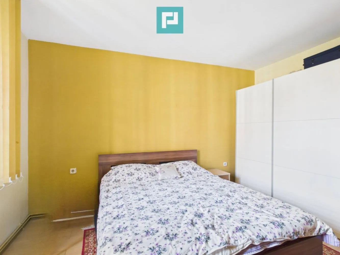 Două locuințe individuale pe 512 mp – in GIROC - Oportunitate unică în Giroc, 2 case spațioase pe un singur teren, pentru confortul familiei tale. Cauți un loc unde să te simți acasă cu adevărat? Îți oferim o proprietate deosebită, compusă din două case mari, construite în 2002, pe un teren de 512 mp, într-o zonă liniștită și foarte căutată din Giroc. Ideală pentru două familii, rude apropiate sau pentru cine dorește să combine locuința cu o mică investiție. Casa 1 – P + M + Garaj Prima casă, cea din față, îmbină spațiul generos cu funcționalitatea perfectă: Parter – 77 mp: living luminos de 35 mp, loc de servit masa, bucătărie închisă complet mobilată și utilată, dormitor, baie cu duș și cameră tehnică. De aici se face accesul către terasa de 12,5 mp, perfectă pentru momentele în aer liber. Izolatia caselor este facuta pe interior din vata bazaltica din Germania . Mansardă: 3 dormitoare primitoare, baie cu cadă de 8,40 mp și un dressing de 2,5 mp, ideal pentru organizarea garderobei. Spațiu generos, lumină naturală și atmosferă caldă – simți că intri acasă încă de la ușă Casa 2 – P + M Cea de-a doua casă, cu actele depuse pentru intabulare, oferă și ea confortul unei locuințe moderne: Parter: living generos de 46 mp, bucătărie pe care o poți amenaja după preferințe și baie de serviciu sub scară. Mansardă: 2 camere luminoase de câte 10,5 mp, baie cu cadă de 5 mp și hol spațios cu acces către fiecare încăpere, plus un spațiu de depozitare de 2 mp. În lateral, casa mai are și magazie pentru diverse obiecte, iar curtea permite parcarea mai multor mașini. Avantaje: Panouri solare de 6 KW – energie eficientă și economii la facturi Centrală proprie cu calorifere Poartă din fier forjat, curte generoasă Zonă liniștită și foarte căutată în Giroc, Str. Mureș Această proprietate nu este doar despre pereți și acoperiș, ci despre spațiu pentru familie, confort și momente frumoase petrecute împreună. Consultant imobiliar : Laurențiu Caraman Telefon : 0721824896 Email : laurențiu.caraman@propertylab.ro CP2838229 }}