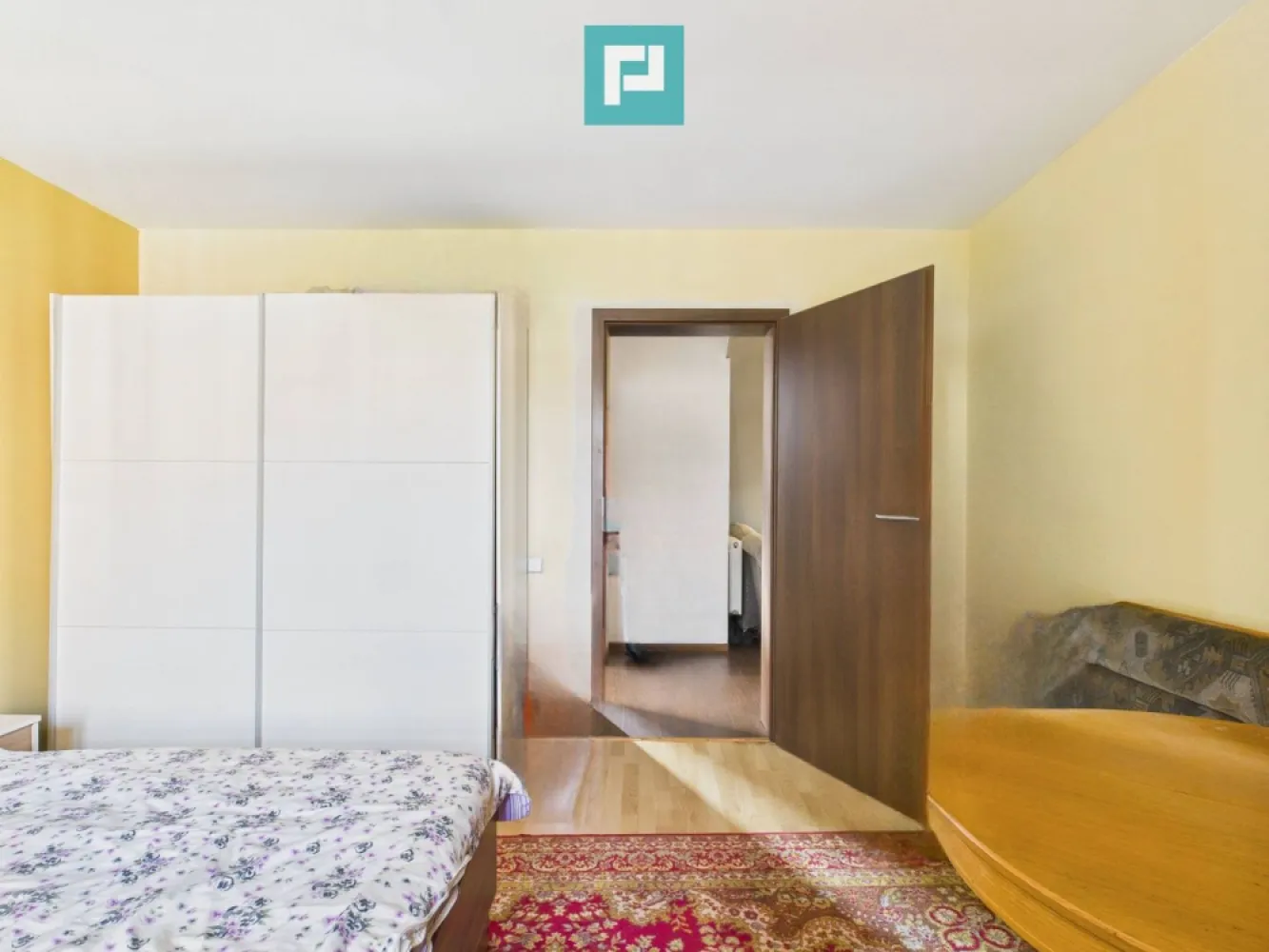 Două locuințe individuale pe 512 mp – in GIROC - Oportunitate unică în Giroc, 2 case spațioase pe un singur teren, pentru confortul familiei tale. Cauți un loc unde să te simți acasă cu adevărat? Îți oferim o proprietate deosebită, compusă din două case mari, construite în 2002, pe un teren de 512 mp, într-o zonă liniștită și foarte căutată din Giroc. Ideală pentru două familii, rude apropiate sau pentru cine dorește să combine locuința cu o mică investiție. Casa 1 – P + M + Garaj Prima casă, cea din față, îmbină spațiul generos cu funcționalitatea perfectă: Parter – 77 mp: living luminos de 35 mp, loc de servit masa, bucătărie închisă complet mobilată și utilată, dormitor, baie cu duș și cameră tehnică. De aici se face accesul către terasa de 12,5 mp, perfectă pentru momentele în aer liber. Izolatia caselor este facuta pe interior din vata bazaltica din Germania . Mansardă: 3 dormitoare primitoare, baie cu cadă de 8,40 mp și un dressing de 2,5 mp, ideal pentru organizarea garderobei. Spațiu generos, lumină naturală și atmosferă caldă – simți că intri acasă încă de la ușă Casa 2 – P + M Cea de-a doua casă, cu actele depuse pentru intabulare, oferă și ea confortul unei locuințe moderne: Parter: living generos de 46 mp, bucătărie pe care o poți amenaja după preferințe și baie de serviciu sub scară. Mansardă: 2 camere luminoase de câte 10,5 mp, baie cu cadă de 5 mp și hol spațios cu acces către fiecare încăpere, plus un spațiu de depozitare de 2 mp. În lateral, casa mai are și magazie pentru diverse obiecte, iar curtea permite parcarea mai multor mașini. Avantaje: Panouri solare de 6 KW – energie eficientă și economii la facturi Centrală proprie cu calorifere Poartă din fier forjat, curte generoasă Zonă liniștită și foarte căutată în Giroc, Str. Mureș Această proprietate nu este doar despre pereți și acoperiș, ci despre spațiu pentru familie, confort și momente frumoase petrecute împreună. Consultant imobiliar : Laurențiu Caraman Telefon : 0721824896 Email : laurențiu.caraman@propertylab.ro CP2838229 }}