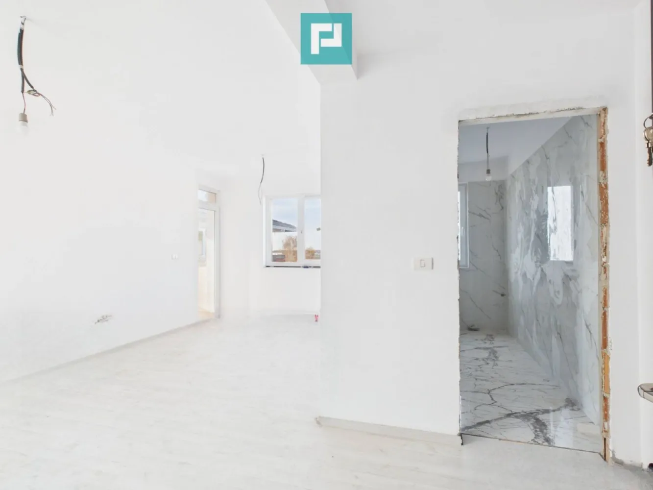 Penthouse cu terasă generoasă, în inima Chișodei - Situat la ultimul etaj al unui bloc modern cu 3 etaje, chiar în centrul comunei Chișoda, apartamentul este decomandat, aerisit și gândit pentru confort o locație care îți oferă liniște, dar și acces rapid la tot ce ai nevoie. Ce îți oferă: 2 camere luminoase și bine proporționate . 52 mp utili, bine compartimentați Terasă exterioară de 53 mp – un spațiu rar, perfect pentru relaxare, seri cu prietenii sau un colț verde doar al tău Balcon de 5 mp, ideal pentru momentele de respiro Construit pentru liniște și durabilitate: Zidărie din cărămidă cu izolație completă Pereți interiori din cărămidă cu vată bazaltică, pentru confort termic și fonic Ferestre Salamander tripan, care păstrează căldura și liniștea în interior Ușă metalică la intrare și uși interioare MDF Acoperiș din țiglă de beton, solid și rezistent în timp Este mai mult decât un apartament – este șansa de a crea un cămin exact pe gustul tău, într-o zonă centrală, aproape de tot ce contează. Acest penthouse îți oferă libertatea de a-l amenaja exact pe stilul tău și privilegiul unui spațiu exterior generos, rar întâlnit. Consultant imobiliar : Laurențiu Caraman Telefon : 0721824896 Email : laurențiu.caraman@propertylab.ro CP2832047 }}