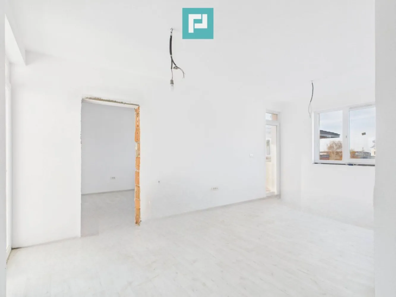 Penthouse cu terasă generoasă, în inima Chișodei - Situat la ultimul etaj al unui bloc modern cu 3 etaje, chiar în centrul comunei Chișoda, apartamentul este decomandat, aerisit și gândit pentru confort o locație care îți oferă liniște, dar și acces rapid la tot ce ai nevoie. Ce îți oferă: 2 camere luminoase și bine proporționate . 52 mp utili, bine compartimentați Terasă exterioară de 53 mp – un spațiu rar, perfect pentru relaxare, seri cu prietenii sau un colț verde doar al tău Balcon de 5 mp, ideal pentru momentele de respiro Construit pentru liniște și durabilitate: Zidărie din cărămidă cu izolație completă Pereți interiori din cărămidă cu vată bazaltică, pentru confort termic și fonic Ferestre Salamander tripan, care păstrează căldura și liniștea în interior Ușă metalică la intrare și uși interioare MDF Acoperiș din țiglă de beton, solid și rezistent în timp Este mai mult decât un apartament – este șansa de a crea un cămin exact pe gustul tău, într-o zonă centrală, aproape de tot ce contează. Acest penthouse îți oferă libertatea de a-l amenaja exact pe stilul tău și privilegiul unui spațiu exterior generos, rar întâlnit. Consultant imobiliar : Laurențiu Caraman Telefon : 0721824896 Email : laurențiu.caraman@propertylab.ro CP2832047 }}