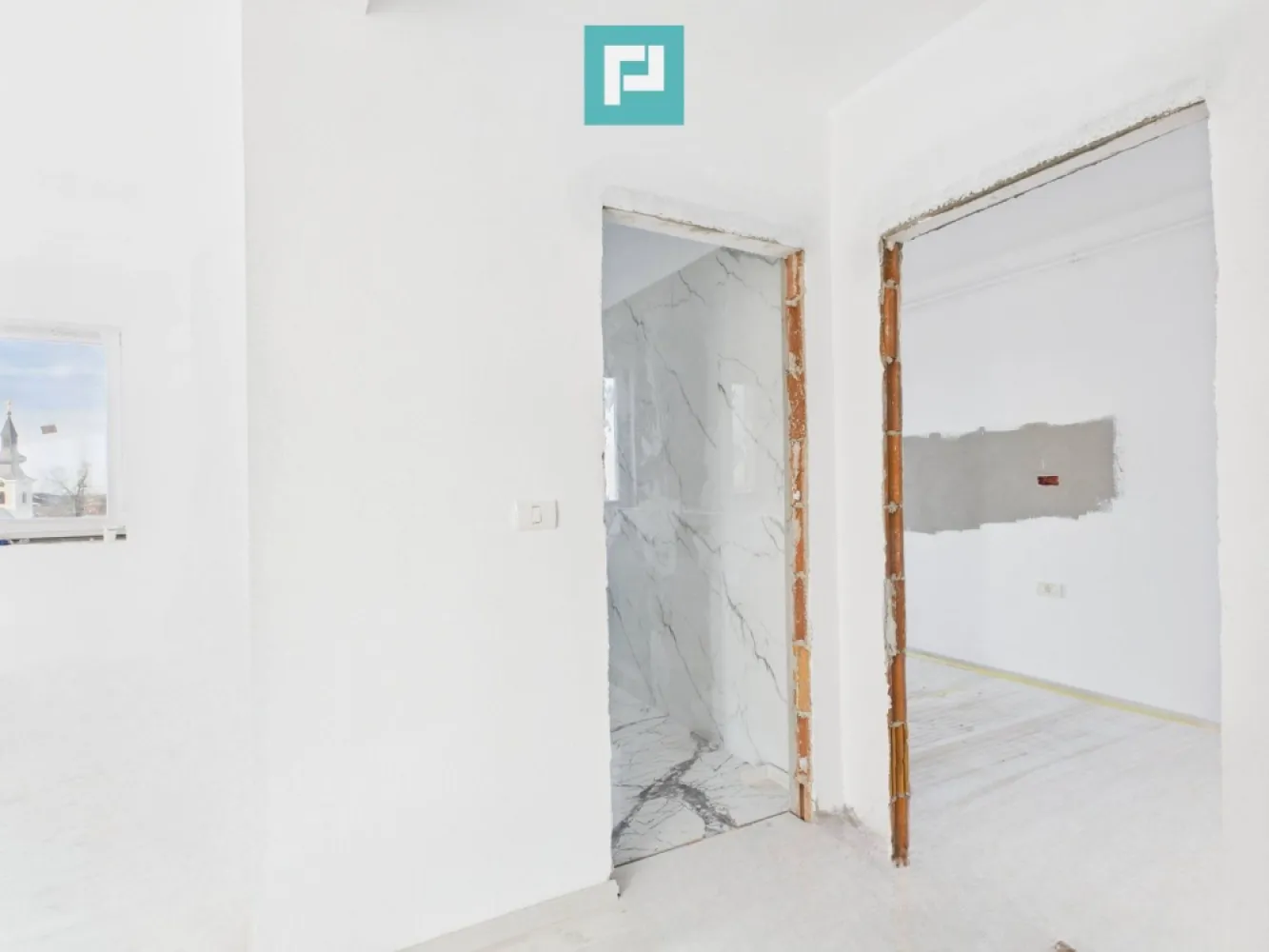 Penthouse cu terasă generoasă, în inima Chișodei - Situat la ultimul etaj al unui bloc modern cu 3 etaje, chiar în centrul comunei Chișoda, apartamentul este decomandat, aerisit și gândit pentru confort o locație care îți oferă liniște, dar și acces rapid la tot ce ai nevoie. Ce îți oferă: 2 camere luminoase și bine proporționate . 52 mp utili, bine compartimentați Terasă exterioară de 53 mp – un spațiu rar, perfect pentru relaxare, seri cu prietenii sau un colț verde doar al tău Balcon de 5 mp, ideal pentru momentele de respiro Construit pentru liniște și durabilitate: Zidărie din cărămidă cu izolație completă Pereți interiori din cărămidă cu vată bazaltică, pentru confort termic și fonic Ferestre Salamander tripan, care păstrează căldura și liniștea în interior Ușă metalică la intrare și uși interioare MDF Acoperiș din țiglă de beton, solid și rezistent în timp Este mai mult decât un apartament – este șansa de a crea un cămin exact pe gustul tău, într-o zonă centrală, aproape de tot ce contează. Acest penthouse îți oferă libertatea de a-l amenaja exact pe stilul tău și privilegiul unui spațiu exterior generos, rar întâlnit. Consultant imobiliar : Laurențiu Caraman Telefon : 0721824896 Email : laurențiu.caraman@propertylab.ro CP2832047 }}