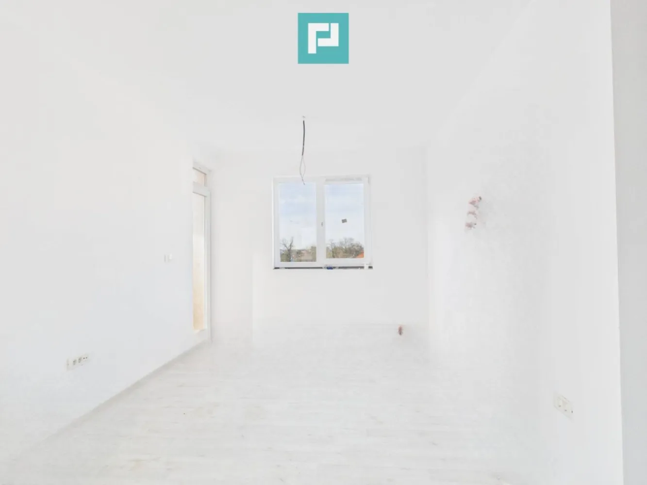 Penthouse cu terasă generoasă, în inima Chișodei - Situat la ultimul etaj al unui bloc modern cu 3 etaje, chiar în centrul comunei Chișoda, apartamentul este decomandat, aerisit și gândit pentru confort o locație care îți oferă liniște, dar și acces rapid la tot ce ai nevoie. Ce îți oferă: 2 camere luminoase și bine proporționate . 52 mp utili, bine compartimentați Terasă exterioară de 53 mp – un spațiu rar, perfect pentru relaxare, seri cu prietenii sau un colț verde doar al tău Balcon de 5 mp, ideal pentru momentele de respiro Construit pentru liniște și durabilitate: Zidărie din cărămidă cu izolație completă Pereți interiori din cărămidă cu vată bazaltică, pentru confort termic și fonic Ferestre Salamander tripan, care păstrează căldura și liniștea în interior Ușă metalică la intrare și uși interioare MDF Acoperiș din țiglă de beton, solid și rezistent în timp Este mai mult decât un apartament – este șansa de a crea un cămin exact pe gustul tău, într-o zonă centrală, aproape de tot ce contează. Acest penthouse îți oferă libertatea de a-l amenaja exact pe stilul tău și privilegiul unui spațiu exterior generos, rar întâlnit. Consultant imobiliar : Laurențiu Caraman Telefon : 0721824896 Email : laurențiu.caraman@propertylab.ro CP2832047 }}