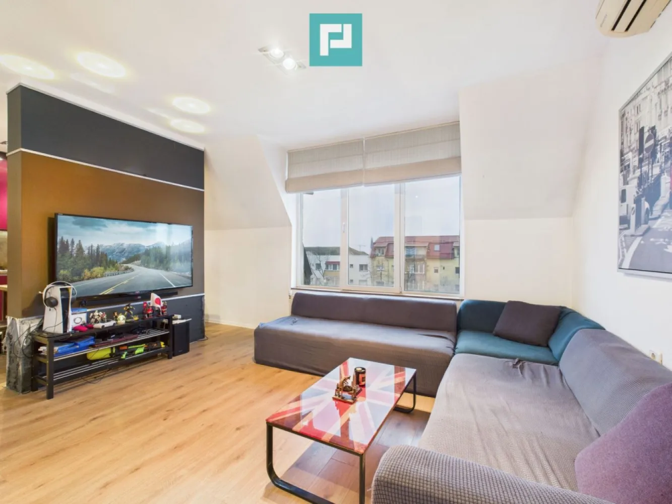 Apartament cu 3 camere – Zona Simion Bărnuțiu - ~ Cauți un apartament spațios și cochet la un buget rezonabil ? • Apartament modern cu 3 camere, mobilat și utilat, gata de mutare ! • Ideal pentru cupluri tinere și familii sau ca investiție ! ~ Caracteristici principale : • Suprafață utilă ~ 63 mp • Etaj 5/5 (mansardă) • Pod pe toată suprafata apartamentului • Constructie noua (2015) • Bloc izolat termic • Mobilat și utilat complet • Centrală proprie și 2 unități de aer condiționat • Beneficiază de lumină naturală abundentă ~ Avantaje zonă : • Transport în comun, magazine, școli și gradinițe în apropiere • Zonă de parcare fără TimPark • Străzi asfaltate și iluminat public ~ Suna-mă acum pentru detalii suplimentare și vizionări : • Marian Dobre - Consultant Imobiliar Property Lab Timișoara • Telefon: 0773 700 389 E-mail: marian.dobre@propertylab.ro Cod Proprietate: 2828504 }}