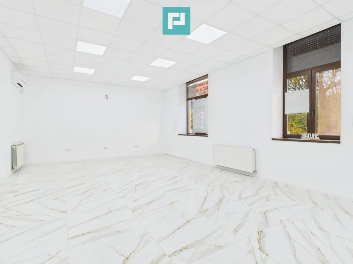 Proprietate de prestigiu în centrul Aradului - PROPRIETATE DE PRESTIGIU ULTRACENTRALĂ DE VÂNZARE ÎN ARAD— O OPORTUNITATE RARĂ PE PIAȚĂ Descoperă un spațiu premium, ultra-finisat, situat într-una dintre cele mai exclusiviste zone ale orașului — locul ideal pentru afaceri care cer vizibilitate, eleganță și poziționare strategică. Cu o suprafață construită de 153 mp și suprafață utilă de 101 mp, proprietatea oferă un cadru modern, versatil și impecabil realizat, pregătit să găzduiască: Spațiu comercial de top Magazine de lux & showroom-uri premium Birouri reprezentative pentru companii Investiție imobiliară cu randament excelent Alte activități care impun standarde înalte Aceasta nu este doar o proprietate — este o declarație de poziționare. Spațiile ultracentrale de acest calibru apar rar pe piață și dispar rapid. Dacă îți dorești un loc care să îți amplifice brandul, să îți crească vizibilitatea și să îți ofere un avantaj real într-una dintre cele mai valoroase zone ale orașului, aceasta este oportunitatea pe care nu o poți rata. Proprietățile cu adevărat excepționale nu așteaptă! Programează o vizionare și descoperă pe loc diferența dintre un spațiu obișnuit și unul care inspiră succes! Pentru mai multe detalii și stabilirea unei vizionări asistate, vă stăm la dispoziție! Adina Baciș - consultant imobiliar Propertylab Telefon: 0767103967 Email: adina.bacis@propertylab.ro Jeanina Câmpan - consultant imobiliar Propertylab Telefon: 0760672985 Email: jeanina.campan@propertylab.ro Proprietate de prestigiu în centrul Aradului CP2809100 }}