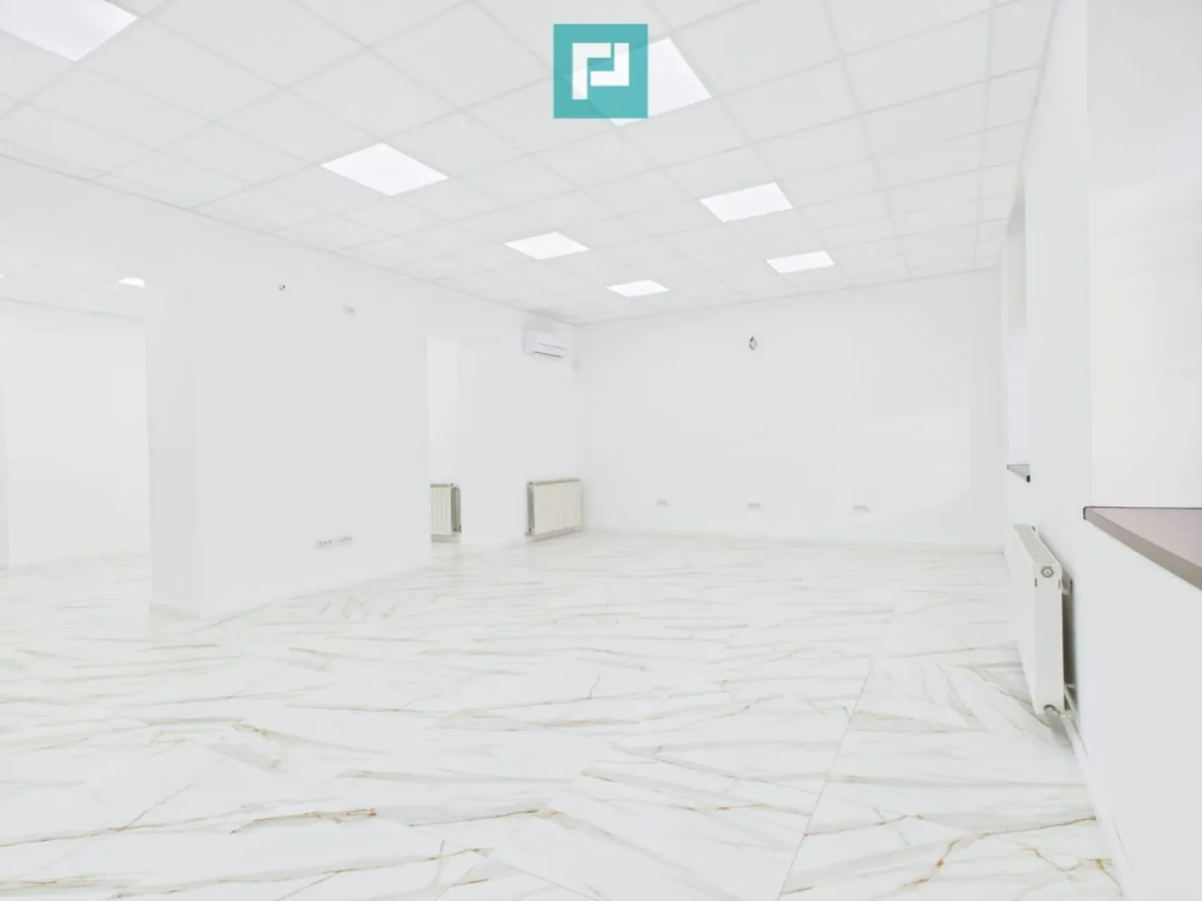 Proprietate de prestigiu în centrul Aradului - PROPRIETATE DE PRESTIGIU ULTRACENTRALĂ DE VÂNZARE ÎN ARAD— O OPORTUNITATE RARĂ PE PIAȚĂ Descoperă un spațiu premium, ultra-finisat, situat într-una dintre cele mai exclusiviste zone ale orașului — locul ideal pentru afaceri care cer vizibilitate, eleganță și poziționare strategică. Cu o suprafață construită de 153 mp și suprafață utilă de 101 mp, proprietatea oferă un cadru modern, versatil și impecabil realizat, pregătit să găzduiască: Spațiu comercial de top Magazine de lux & showroom-uri premium Birouri reprezentative pentru companii Investiție imobiliară cu randament excelent Alte activități care impun standarde înalte Aceasta nu este doar o proprietate — este o declarație de poziționare. Spațiile ultracentrale de acest calibru apar rar pe piață și dispar rapid. Dacă îți dorești un loc care să îți amplifice brandul, să îți crească vizibilitatea și să îți ofere un avantaj real într-una dintre cele mai valoroase zone ale orașului, aceasta este oportunitatea pe care nu o poți rata. Proprietățile cu adevărat excepționale nu așteaptă! Programează o vizionare și descoperă pe loc diferența dintre un spațiu obișnuit și unul care inspiră succes! Pentru mai multe detalii și stabilirea unei vizionări asistate, vă stăm la dispoziție! Adina Baciș - consultant imobiliar Propertylab Telefon: 0767103967 Email: adina.bacis@propertylab.ro Jeanina Câmpan - consultant imobiliar Propertylab Telefon: 0760672985 Email: jeanina.campan@propertylab.ro Proprietate de prestigiu în centrul Aradului CP2809100 }}