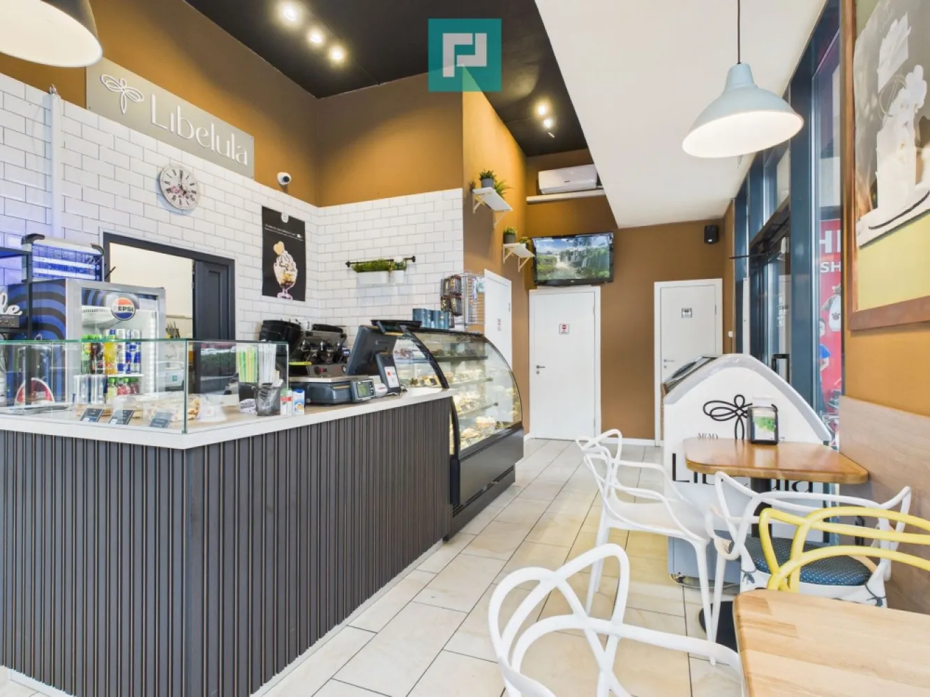 AFACERE PROFITABILĂ COFETĂRIE - FAST FOOD - Se vinde afacere profitabilă, un business la cheie, o investiție sigură, o oportunitate rară, o afacere înfloritoare, într-o zonă foarte bună, cofetărie & fast-food, o afacere gastronomică funcțională! Cauți un business deja funcțional cu poziție excelentă? Noi avem soluția ideală pentru o investiție sigură, o preluare de afacere, cu utilaje noi, specifice fast-food, o cofetărie/fast food complet echipată! Locație premium, cu două terase mari, perfect amplasate, pe colț, cu vitrine mari, spațiu luminos și amenajat modern! Cofetărie și fast-food complet echipate, la cheie! Sistem complet de alarmă și supraveghere video! Spațiu optimizat, design modern, gata să fie preluat și operat imediat! De ce este o investiție excelentă? Deoarece este o afacere înfloritoare cu activitate stabilă Vad comercial foarte bun într-un cartier locuit integral Potențial mare de dezvoltare: evenimente, livrări, extinderea meniului Investiția inițială este deja făcută, trebuie doar să continui! Preluare imediată - ideal pentru antreprenori, investitori sau extindere de brand! Dacă îți dorești un business sigur, modern și bine poziționat, aceasta este șansa perfectă pentru tine! Pentru mai multe detalii și stabilirea unei vizionări asistate, vă stau la dispoziție la: Telefon: 0760672985 Email: jeanina.campan@propertylab.ro Jeanina Câmpan - consultant imobiliar Propertylab AFACERE PROFITABILĂ COFETĂRIE/FAST FOOD CP2826326 }}