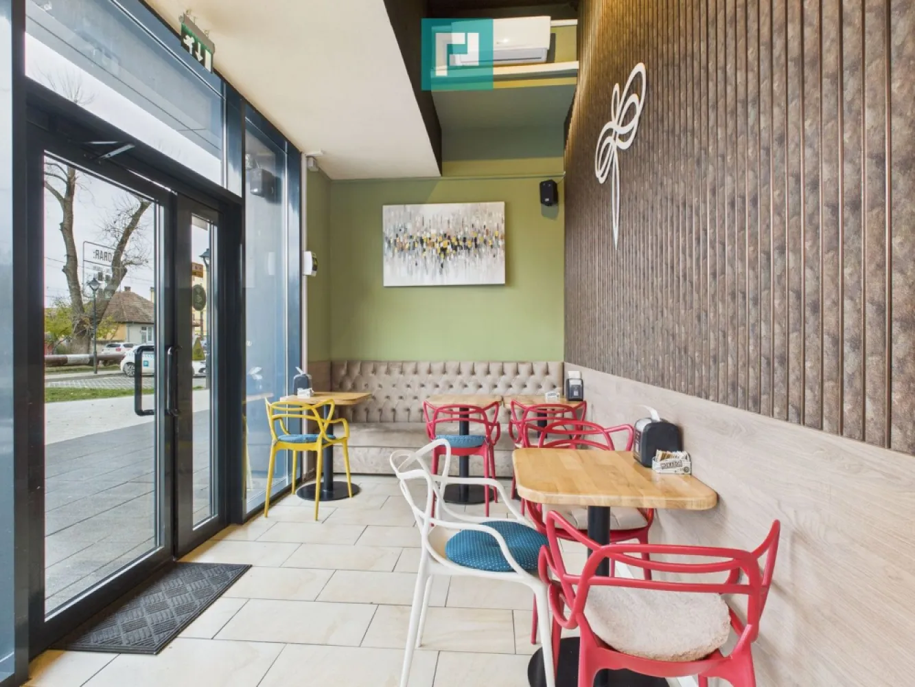 AFACERE PROFITABILĂ COFETĂRIE - FAST FOOD - Se vinde afacere profitabilă, un business la cheie, o investiție sigură, o oportunitate rară, o afacere înfloritoare, într-o zonă foarte bună, cofetărie & fast-food, o afacere gastronomică funcțională! Cauți un business deja funcțional cu poziție excelentă? Noi avem soluția ideală pentru o investiție sigură, o preluare de afacere, cu utilaje noi, specifice fast-food, o cofetărie/fast food complet echipată! Locație premium, cu două terase mari, perfect amplasate, pe colț, cu vitrine mari, spațiu luminos și amenajat modern! Cofetărie și fast-food complet echipate, la cheie! Sistem complet de alarmă și supraveghere video! Spațiu optimizat, design modern, gata să fie preluat și operat imediat! De ce este o investiție excelentă? Deoarece este o afacere înfloritoare cu activitate stabilă Vad comercial foarte bun într-un cartier locuit integral Potențial mare de dezvoltare: evenimente, livrări, extinderea meniului Investiția inițială este deja făcută, trebuie doar să continui! Preluare imediată - ideal pentru antreprenori, investitori sau extindere de brand! Dacă îți dorești un business sigur, modern și bine poziționat, aceasta este șansa perfectă pentru tine! Pentru mai multe detalii și stabilirea unei vizionări asistate, vă stau la dispoziție la: Telefon: 0760672985 Email: jeanina.campan@propertylab.ro Jeanina Câmpan - consultant imobiliar Propertylab AFACERE PROFITABILĂ COFETĂRIE/FAST FOOD CP2826326 }}