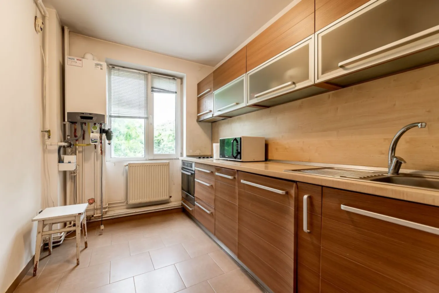 78.900 EURO! Apartament 2 camere, etaj 2, bloc cu lift, Libelula, Arad - Bulevardul Revoluției e una dintre puținele zone în care viața de zi cu zi devine mai simplă: totul e aproape, ai orașul la câteva minute, iar atmosfera centrală se simte imediat.

Apartamentul este situat la etajul 2, are două camere semidecomandate, 53 mp conform CF și centrală proprie, geamuri spre bulevard, centrală proprie, se vinde mobilat complet și utilat parțial. Blocul are lift, iar un detaliu interesant pentru cine apreciază istoria urbană: imobilul a fost construit după planurile arhitectului Miloș Cristea.

Pe scurt: Apartament în bloc Libelula | Bd. Revoluției | 2 camere semidecomandate | etaj 2 | 53 mp CF | lift | centrală proprie | mobilat complet | utilat parțial | geamuri spre bulevard

Preț listare: 78.900 € (negociabil)
Detalii & vizionare: 0742 267 773

Mihai Molnar 
consultantul tău imobiliar