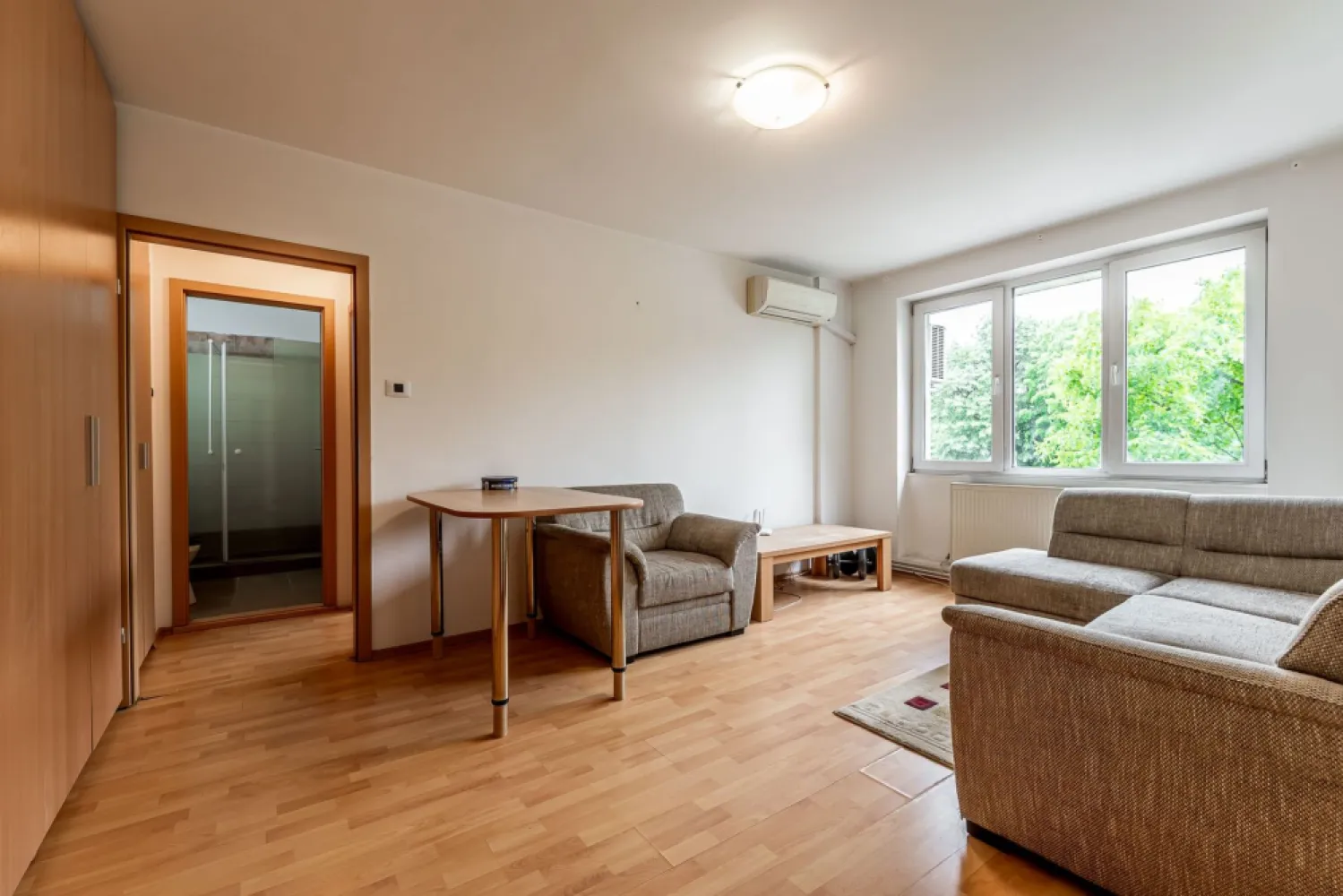 78.900 EURO! Apartament 2 camere, etaj 2, bloc cu lift, Libelula, Arad - Bulevardul Revoluției e una dintre puținele zone în care viața de zi cu zi devine mai simplă: totul e aproape, ai orașul la câteva minute, iar atmosfera centrală se simte imediat.

Apartamentul este situat la etajul 2, are două camere semidecomandate, 53 mp conform CF și centrală proprie, geamuri spre bulevard, centrală proprie, se vinde mobilat complet și utilat parțial. Blocul are lift, iar un detaliu interesant pentru cine apreciază istoria urbană: imobilul a fost construit după planurile arhitectului Miloș Cristea.

Pe scurt: Apartament în bloc Libelula | Bd. Revoluției | 2 camere semidecomandate | etaj 2 | 53 mp CF | lift | centrală proprie | mobilat complet | utilat parțial | geamuri spre bulevard

Preț listare: 78.900 € (negociabil)
Detalii & vizionare: 0742 267 773

Mihai Molnar 
consultantul tău imobiliar