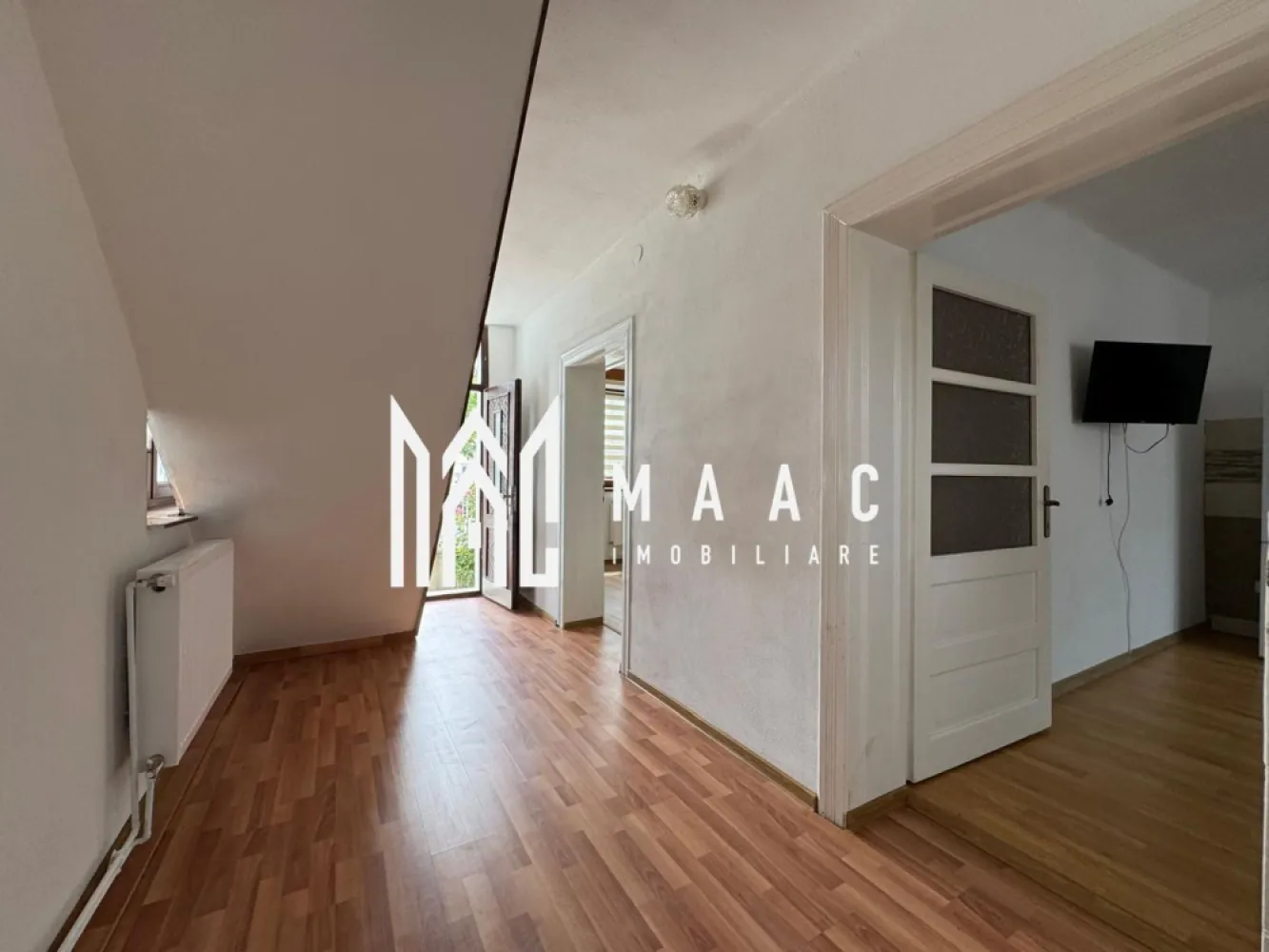Casă Duplex | 132 MPU | Garaj | Curte | Calea Dumbrăvii– Sub Arini - Maac Imobiliare prezintă spre vânzare o casă tip duplex spațioasă și primitoare, situată într-una dintre cele mai dorite zone ale Sibiului – Calea Dumbrăvii, la doar câteva minute de Parcul Sub Arini și de principalele puncte de interes ale orașului. Proprietatea oferă o suprafață utilă de 132 mp, la care se adaugă o pivniță generoasă de 65,8 mp, întinsă pe întreaga amprentă a casei, perfectă pentru depozitare sau amenajare ca spațiu suplimentar de relaxare. Dispune de curte proprie, garaj închis, garaj deschis și două poduri, oferind multiple zone funcționale și de depozitare. Compartimentare: 2 dormitoare luminoase Living generos și primitor Bucătărie principală + bucătărie de vară 2 băi Cămară exterioară 2 poduri (cu acces interior și exterior) 2 intrări (față și spate) Garaj închis + garaj deschis Suprafețe: Suprafață utilă: 132 mp Pivniță: 65,8 mp (pe toată amprenta casei) Curte proprie Avantaje și localizare: Proprietatea beneficiază de o amplasare excelentă, în apropiere de: Pizzerie chiar peste drum Magazin Simpa și magazin La 2 Pași Farmacie la câțiva pași Biserică – la 3 minute de mers pe jos Parcul Sub Arini – la doar 5 minute Centrul Sibiului – la aproximativ 15 minute Casa este ideală pentru o familie care își dorește confort, intimitate și acces rapid către toate facilitățile urbane, într-una dintre cele mai verzi și apreciate zone ale orașului. Pentru mai multe detalii sau pentru a programa o vizionare, te rugăm să ne contactezi, specificând ID: CP2763621. }}