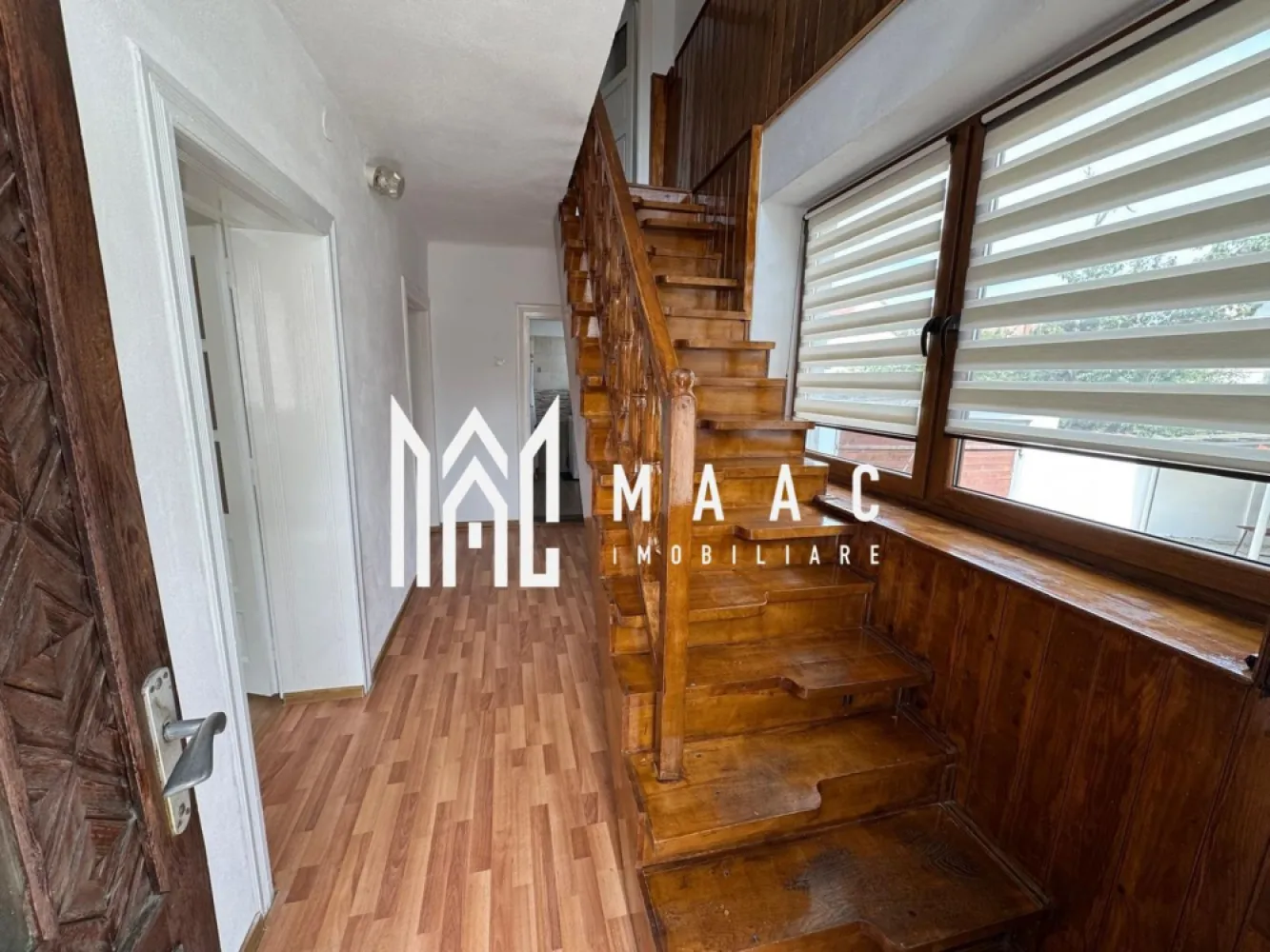 Casă Duplex | 132 MPU | Garaj | Curte | Calea Dumbrăvii– Sub Arini - Maac Imobiliare prezintă spre vânzare o casă tip duplex spațioasă și primitoare, situată într-una dintre cele mai dorite zone ale Sibiului – Calea Dumbrăvii, la doar câteva minute de Parcul Sub Arini și de principalele puncte de interes ale orașului. Proprietatea oferă o suprafață utilă de 132 mp, la care se adaugă o pivniță generoasă de 65,8 mp, întinsă pe întreaga amprentă a casei, perfectă pentru depozitare sau amenajare ca spațiu suplimentar de relaxare. Dispune de curte proprie, garaj închis, garaj deschis și două poduri, oferind multiple zone funcționale și de depozitare. Compartimentare: 2 dormitoare luminoase Living generos și primitor Bucătărie principală + bucătărie de vară 2 băi Cămară exterioară 2 poduri (cu acces interior și exterior) 2 intrări (față și spate) Garaj închis + garaj deschis Suprafețe: Suprafață utilă: 132 mp Pivniță: 65,8 mp (pe toată amprenta casei) Curte proprie Avantaje și localizare: Proprietatea beneficiază de o amplasare excelentă, în apropiere de: Pizzerie chiar peste drum Magazin Simpa și magazin La 2 Pași Farmacie la câțiva pași Biserică – la 3 minute de mers pe jos Parcul Sub Arini – la doar 5 minute Centrul Sibiului – la aproximativ 15 minute Casa este ideală pentru o familie care își dorește confort, intimitate și acces rapid către toate facilitățile urbane, într-una dintre cele mai verzi și apreciate zone ale orașului. Pentru mai multe detalii sau pentru a programa o vizionare, te rugăm să ne contactezi, specificând ID: CP2763621. }}