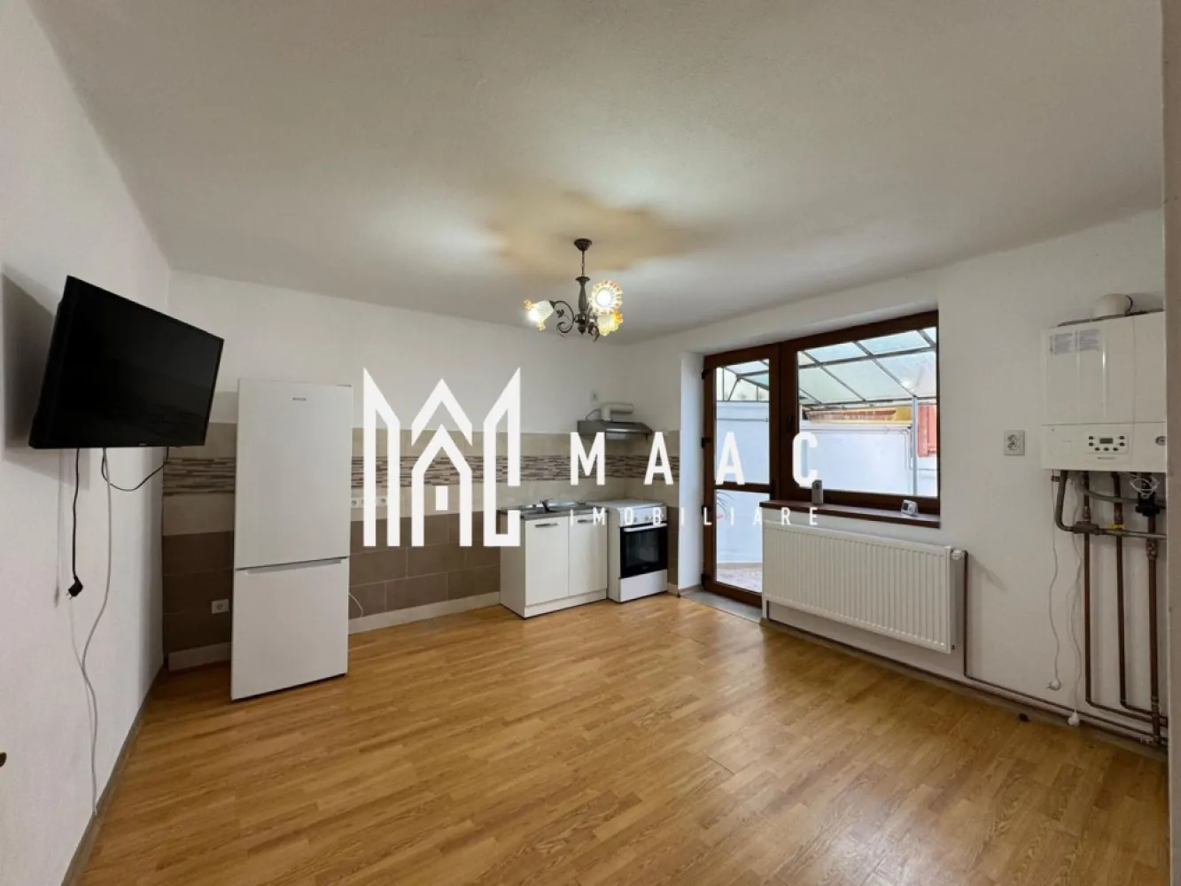 Casă Duplex | 132 MPU | Garaj | Curte | Calea Dumbrăvii– Sub Arini - Maac Imobiliare prezintă spre vânzare o casă tip duplex spațioasă și primitoare, situată într-una dintre cele mai dorite zone ale Sibiului – Calea Dumbrăvii, la doar câteva minute de Parcul Sub Arini și de principalele puncte de interes ale orașului. Proprietatea oferă o suprafață utilă de 132 mp, la care se adaugă o pivniță generoasă de 65,8 mp, întinsă pe întreaga amprentă a casei, perfectă pentru depozitare sau amenajare ca spațiu suplimentar de relaxare. Dispune de curte proprie, garaj închis, garaj deschis și două poduri, oferind multiple zone funcționale și de depozitare. Compartimentare: 2 dormitoare luminoase Living generos și primitor Bucătărie principală + bucătărie de vară 2 băi Cămară exterioară 2 poduri (cu acces interior și exterior) 2 intrări (față și spate) Garaj închis + garaj deschis Suprafețe: Suprafață utilă: 132 mp Pivniță: 65,8 mp (pe toată amprenta casei) Curte proprie Avantaje și localizare: Proprietatea beneficiază de o amplasare excelentă, în apropiere de: Pizzerie chiar peste drum Magazin Simpa și magazin La 2 Pași Farmacie la câțiva pași Biserică – la 3 minute de mers pe jos Parcul Sub Arini – la doar 5 minute Centrul Sibiului – la aproximativ 15 minute Casa este ideală pentru o familie care își dorește confort, intimitate și acces rapid către toate facilitățile urbane, într-una dintre cele mai verzi și apreciate zone ale orașului. Pentru mai multe detalii sau pentru a programa o vizionare, te rugăm să ne contactezi, specificând ID: CP2763621. }}