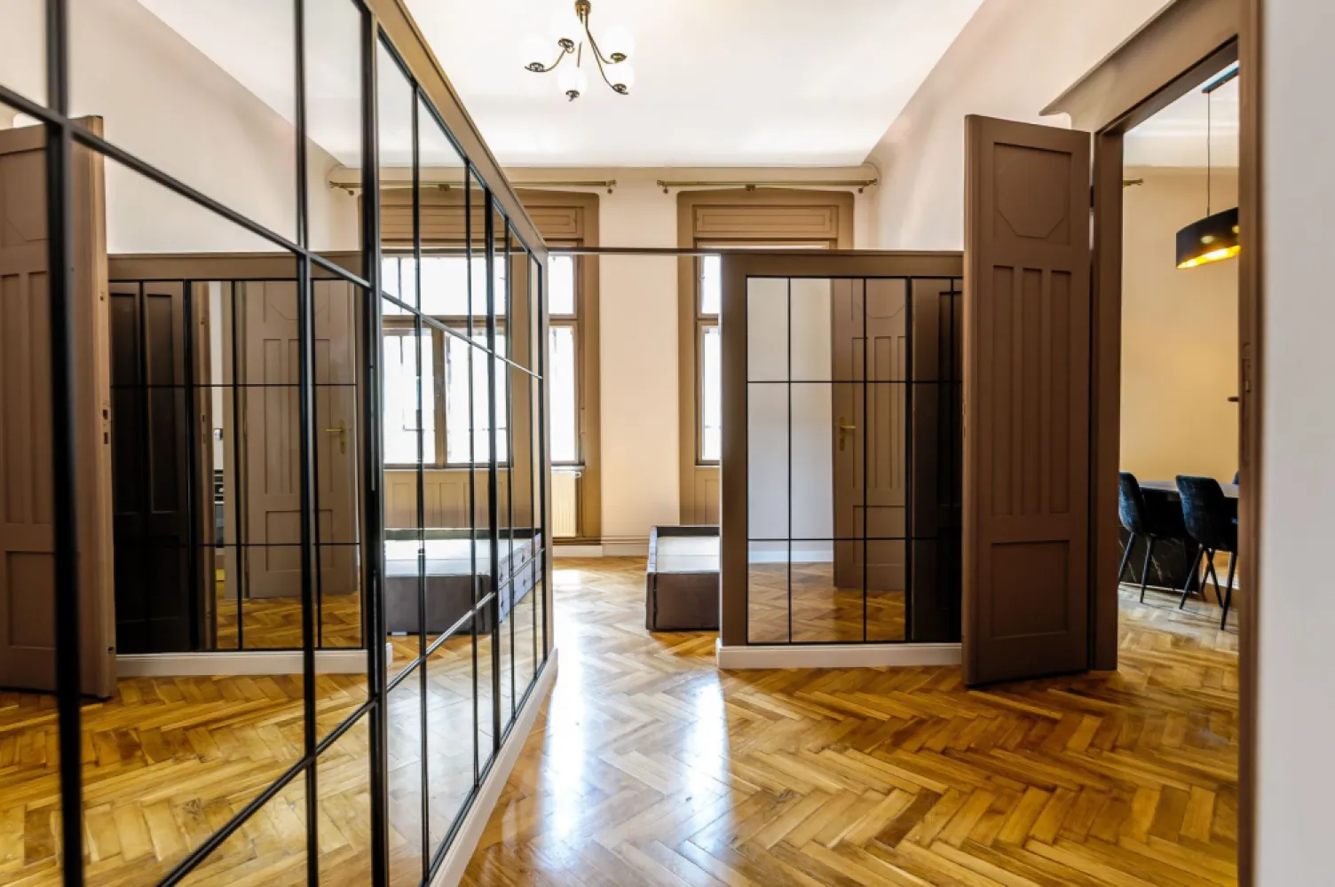 Apartament ULTRACENTRAL cu 3 camere, la cheie, renovat recent - Comision 0%
Vă propun spre inchiriere un apartament superb, recent renovat, situat la parter, pe strada Octavian Goga – zonă ultracentrală, aproape de toate punctele de interes din Arad.

📐 Suprafață utilă: 103 mp
🏠 Compartimentare practică:
 • Hol la intrare
 • Living
 • Bucătărie complet utilată
 • Dormitor cu baie proprie
 • A doua baie cu duș
 • Cameră tehnică/dressing
 • A treia cameră (ideală ca dormitor sau birou)

🔧 Apartamentul a fost renovat recent și se inchiriaza mobilat și utilat complet. Totul este nou, la prima folosire.
📦 Include și o boxă spațioasă, aflată chiar sub apartament – ideală pentru depozitare.

📞 Pentru detalii și programarea unei vizionări:
Blaga Flavius – 0754467525 Consultant imobiliar acreditat APAIR (Asociația Profesională a Agenților Imobiliari din România)

Nu dispui de toată suma? Te ajutăm noi gratuit! Îți obținem oferte de la 16 bănci.
Ai o proprietate de vânzare în Arad și vrei să știi cât valorează cu adevărat?

Birou: ACASĂ | Agenție imobiliară Arad
Adresă: Bulevardul Decebal 2, Arad 310133