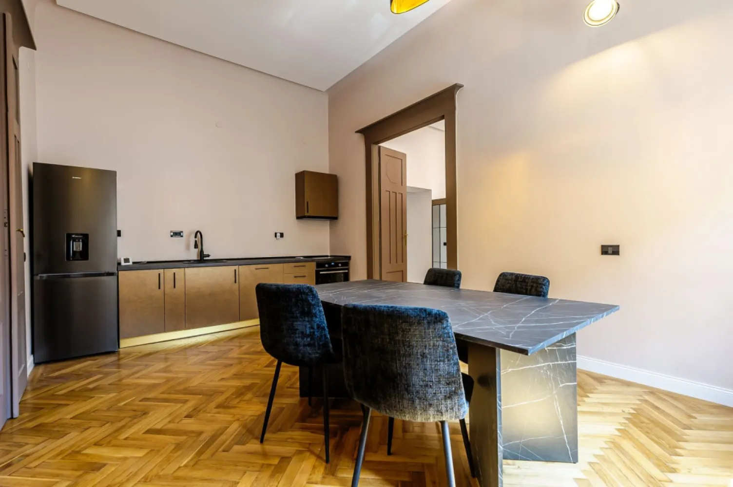Apartament ULTRACENTRAL cu 3 camere, la cheie, renovat recent - Comision 0%
Vă propun spre inchiriere un apartament superb, recent renovat, situat la parter, pe strada Octavian Goga – zonă ultracentrală, aproape de toate punctele de interes din Arad.

📐 Suprafață utilă: 103 mp
🏠 Compartimentare practică:
 • Hol la intrare
 • Living
 • Bucătărie complet utilată
 • Dormitor cu baie proprie
 • A doua baie cu duș
 • Cameră tehnică/dressing
 • A treia cameră (ideală ca dormitor sau birou)

🔧 Apartamentul a fost renovat recent și se inchiriaza mobilat și utilat complet. Totul este nou, la prima folosire.
📦 Include și o boxă spațioasă, aflată chiar sub apartament – ideală pentru depozitare.

📞 Pentru detalii și programarea unei vizionări:
Blaga Flavius – 0754467525 Consultant imobiliar acreditat APAIR (Asociația Profesională a Agenților Imobiliari din România)

Nu dispui de toată suma? Te ajutăm noi gratuit! Îți obținem oferte de la 16 bănci.
Ai o proprietate de vânzare în Arad și vrei să știi cât valorează cu adevărat?

Birou: ACASĂ | Agenție imobiliară Arad
Adresă: Bulevardul Decebal 2, Arad 310133