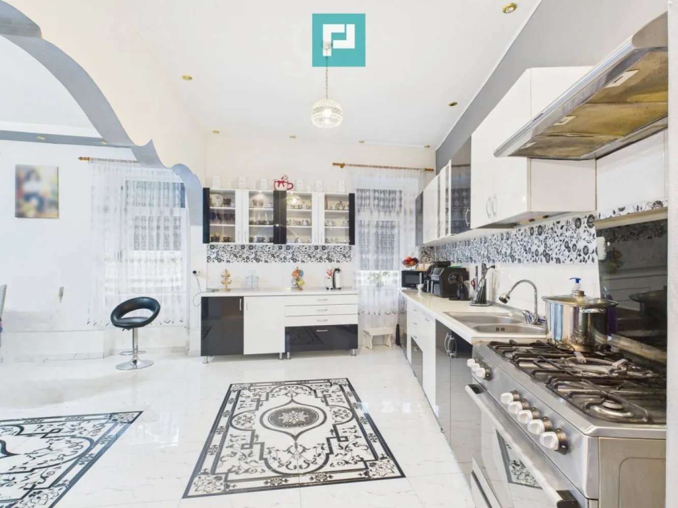 Două case, curte mare, lângă Castelul Corvinilor - Proprietate deosebită – două case într-una singură, spațiu, confort și liniște, aproape de Castelul Corvinilor Locație excelentă în Hunedoara, într-o zonă de agrement foarte aproape de Castelul Corvinilor, una dintre cele mai căutate destinații turistice din România, oferind trafic constant de vizitatori și potențial ridicat pe termen lung Un loc unde două familii pot trăi împreună, dar fiecare cu intimitatea ei Această proprietate nu este doar o casă, ci un spațiu gândit pentru oameni care prețuiesc liniștea, familia și confortul. Formată din două case generoase, având aproximativ 220 mp locuibili, ele comunică între ele, dar au și intrări complet separate, oferind echilibrul perfect între apropiere și independență. Prima casă, cea cu mansardă, te întâmpină cu o bucătărie extrem de spațioasă (aprox. 48 mp), complet mobilată și utilată – un loc unde mesele devin momente de bucurie, iar timpul petrecut cu cei dragi capătă sens. Zona de luat masa este amplă, ideală pentru familie și prieteni. La parter se află o baie complet echipată, inclusiv cu cadă showing. La mansardă sunt 3 camere, dintre care 2 dormitoare, spații intime și luminoase, perfecte pentru odihnă și relaxare. A doua casă este la fel de primitoare și bine compartimentată: 2 dormitoare confortabile Bucătărie complet mobilată și utilată Hol foarte generos, care oferă senzația de spațiu și libertate Baie cu cabină de duș și vas de toaletă O încăpere suplimentară la capătul holului, ce poate deveni cămară, spațiu de depozitare sau orice îți dorești, din care se face accesul către pod Detalii care fac diferența: Geamuri termopan, pentru confort termic și fonic Camere de supraveghere, pentru siguranța familiei tale Două pivnițe mari la subsol, ideale pentru depozitare, provizii, murături sau amintiri păstrate cu grijă Încălzire pe gaz, completată de sobe de teracotă care păstrează căldura mult timp și oferă o atmosferă plăcută, autentică Curtea – un adevărat refugiu: Aproximativ 1.000 mp, spațiu suficient pentru relaxare, joacă sau grădină Jumătate din curte este pavată, cu loc pentru parcarea mai multor mașini Zonă de grătar, perfectă pentru serile liniștite de vară 4 căi de acces în curte – un mare avantaj Garaj spațios de aproximativ 30 mp, ce poate fi folosit și ca magazie Vecinătatea este una deosebită: oameni liniștiți și respectuoși – judecător, preot, ingineri , doctori – care contribuie la atmosfera calmă și sigură a zonei. Potențial investițional uriaș: Această casă este perfectă pentru transformare în: Pensiune turistică – datorită proximității față de Castel și zona de agrement Policlinică / centru medical Azil pentru persoane vârstnice After-school / centru Dacă simți că acest loc ar putea deveni povestea ta, te invit cu drag la o vizionare. Consultant imobiliar : Laurentiu Caraman Telefon : 0721824896 Email : laurentiu.caraman@propertylab.ro CP2817533 }}