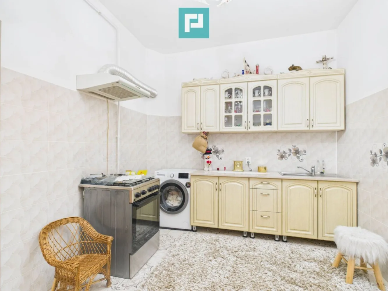 Două case, curte mare, lângă Castelul Corvinilor - Proprietate deosebită – două case într-una singură, spațiu, confort și liniște, aproape de Castelul Corvinilor Locație excelentă în Hunedoara, într-o zonă de agrement foarte aproape de Castelul Corvinilor, una dintre cele mai căutate destinații turistice din România, oferind trafic constant de vizitatori și potențial ridicat pe termen lung Un loc unde două familii pot trăi împreună, dar fiecare cu intimitatea ei Această proprietate nu este doar o casă, ci un spațiu gândit pentru oameni care prețuiesc liniștea, familia și confortul. Formată din două case generoase, având aproximativ 220 mp locuibili, ele comunică între ele, dar au și intrări complet separate, oferind echilibrul perfect între apropiere și independență. Prima casă, cea cu mansardă, te întâmpină cu o bucătărie extrem de spațioasă (aprox. 48 mp), complet mobilată și utilată – un loc unde mesele devin momente de bucurie, iar timpul petrecut cu cei dragi capătă sens. Zona de luat masa este amplă, ideală pentru familie și prieteni. La parter se află o baie complet echipată, inclusiv cu cadă showing. La mansardă sunt 3 camere, dintre care 2 dormitoare, spații intime și luminoase, perfecte pentru odihnă și relaxare. A doua casă este la fel de primitoare și bine compartimentată: 2 dormitoare confortabile Bucătărie complet mobilată și utilată Hol foarte generos, care oferă senzația de spațiu și libertate Baie cu cabină de duș și vas de toaletă O încăpere suplimentară la capătul holului, ce poate deveni cămară, spațiu de depozitare sau orice îți dorești, din care se face accesul către pod Detalii care fac diferența: Geamuri termopan, pentru confort termic și fonic Camere de supraveghere, pentru siguranța familiei tale Două pivnițe mari la subsol, ideale pentru depozitare, provizii, murături sau amintiri păstrate cu grijă Încălzire pe gaz, completată de sobe de teracotă care păstrează căldura mult timp și oferă o atmosferă plăcută, autentică Curtea – un adevărat refugiu: Aproximativ 1.000 mp, spațiu suficient pentru relaxare, joacă sau grădină Jumătate din curte este pavată, cu loc pentru parcarea mai multor mașini Zonă de grătar, perfectă pentru serile liniștite de vară 4 căi de acces în curte – un mare avantaj Garaj spațios de aproximativ 30 mp, ce poate fi folosit și ca magazie Vecinătatea este una deosebită: oameni liniștiți și respectuoși – judecător, preot, ingineri , doctori – care contribuie la atmosfera calmă și sigură a zonei. Potențial investițional uriaș: Această casă este perfectă pentru transformare în: Pensiune turistică – datorită proximității față de Castel și zona de agrement Policlinică / centru medical Azil pentru persoane vârstnice After-school / centru Dacă simți că acest loc ar putea deveni povestea ta, te invit cu drag la o vizionare. Consultant imobiliar : Laurentiu Caraman Telefon : 0721824896 Email : laurentiu.caraman@propertylab.ro CP2817533 }}