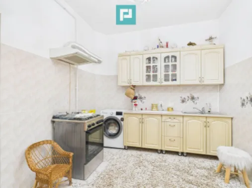 Două case, curte mare, lângă Castelul Corvinilor