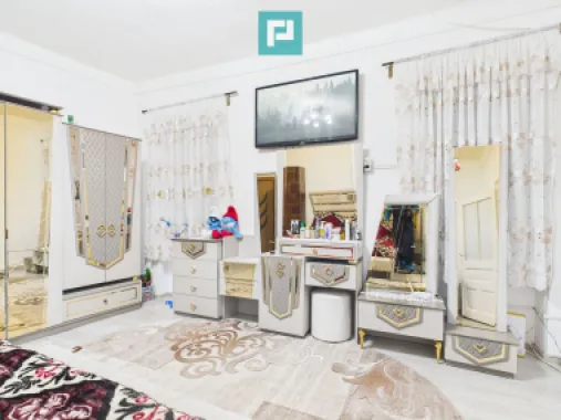 Două case, curte mare, lângă Castelul Corvinilor