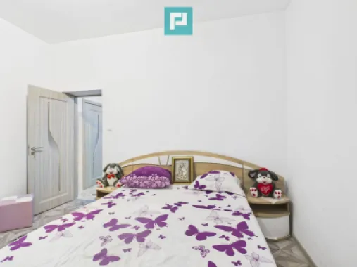 Două case, curte mare, lângă Castelul Corvinilor