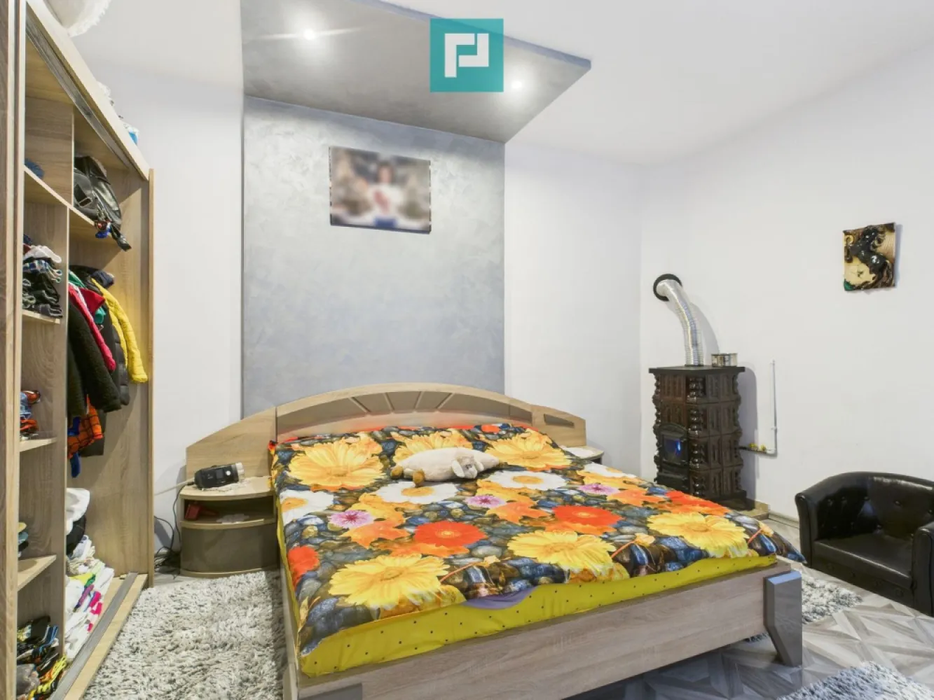 Două case, curte mare, lângă Castelul Corvinilor