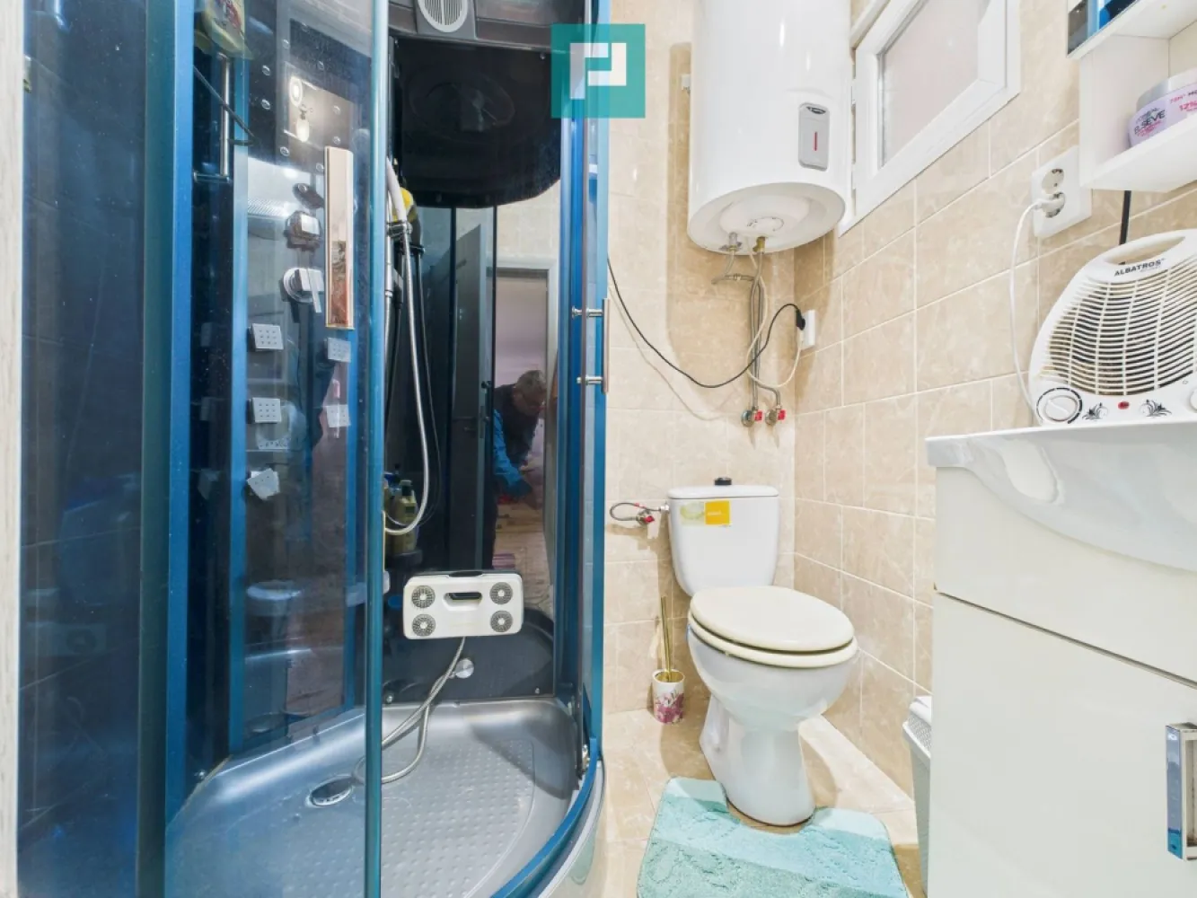 Două case, curte mare, lângă Castelul Corvinilor