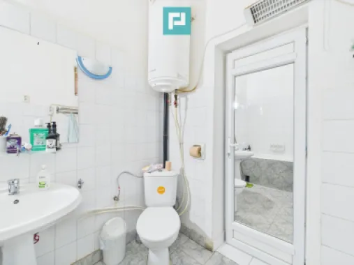 Două case, curte mare, lângă Castelul Corvinilor