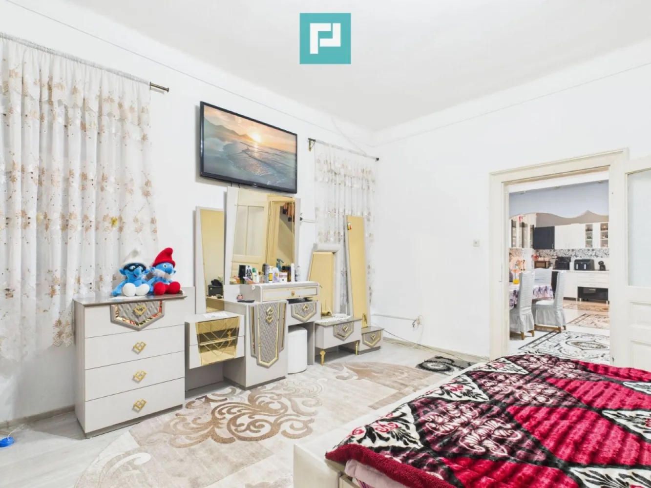 Două case, curte mare, lângă Castelul Corvinilor