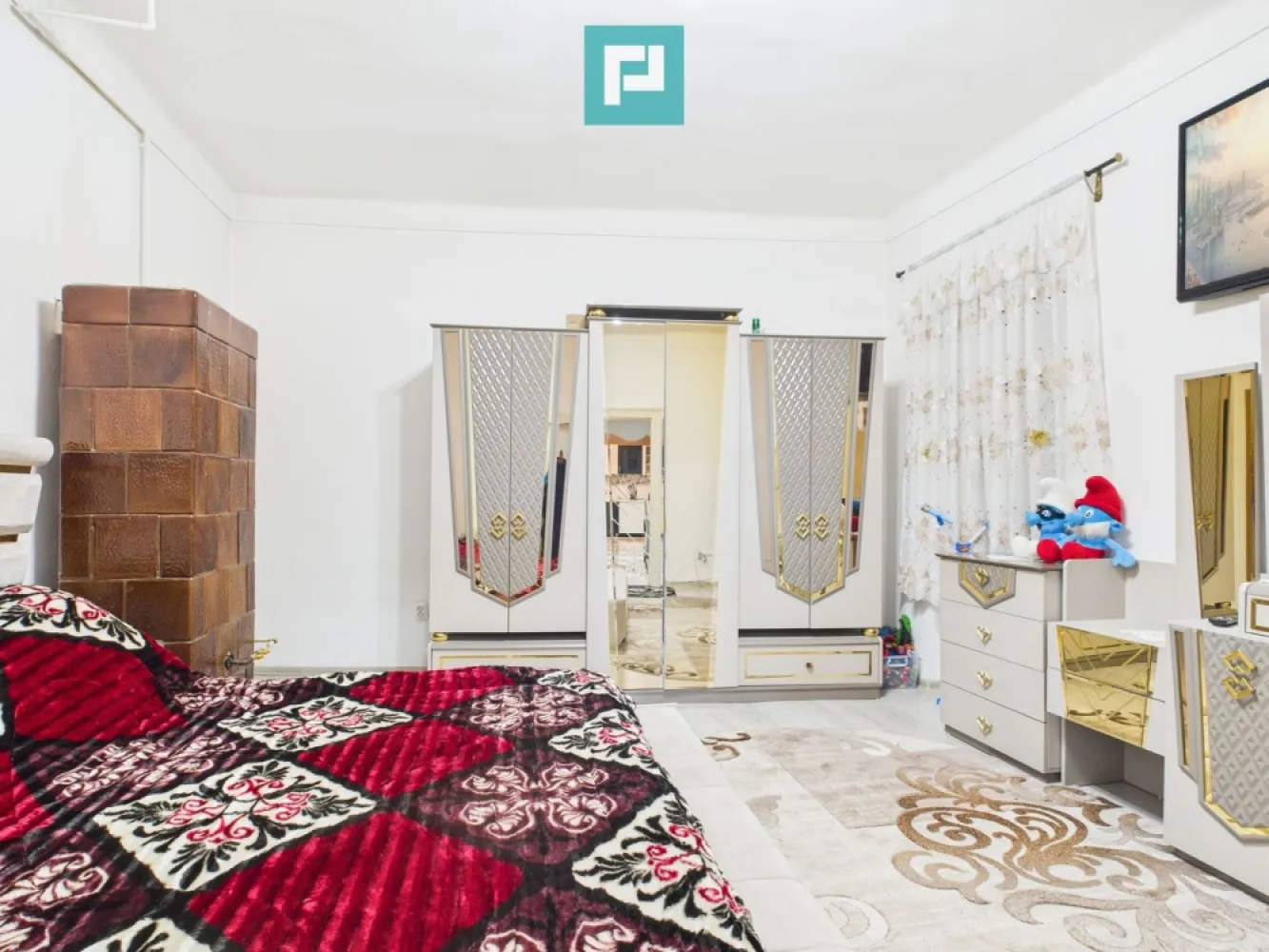 Două case, curte mare, lângă Castelul Corvinilor