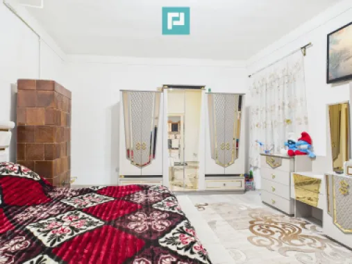 Două case, curte mare, lângă Castelul Corvinilor