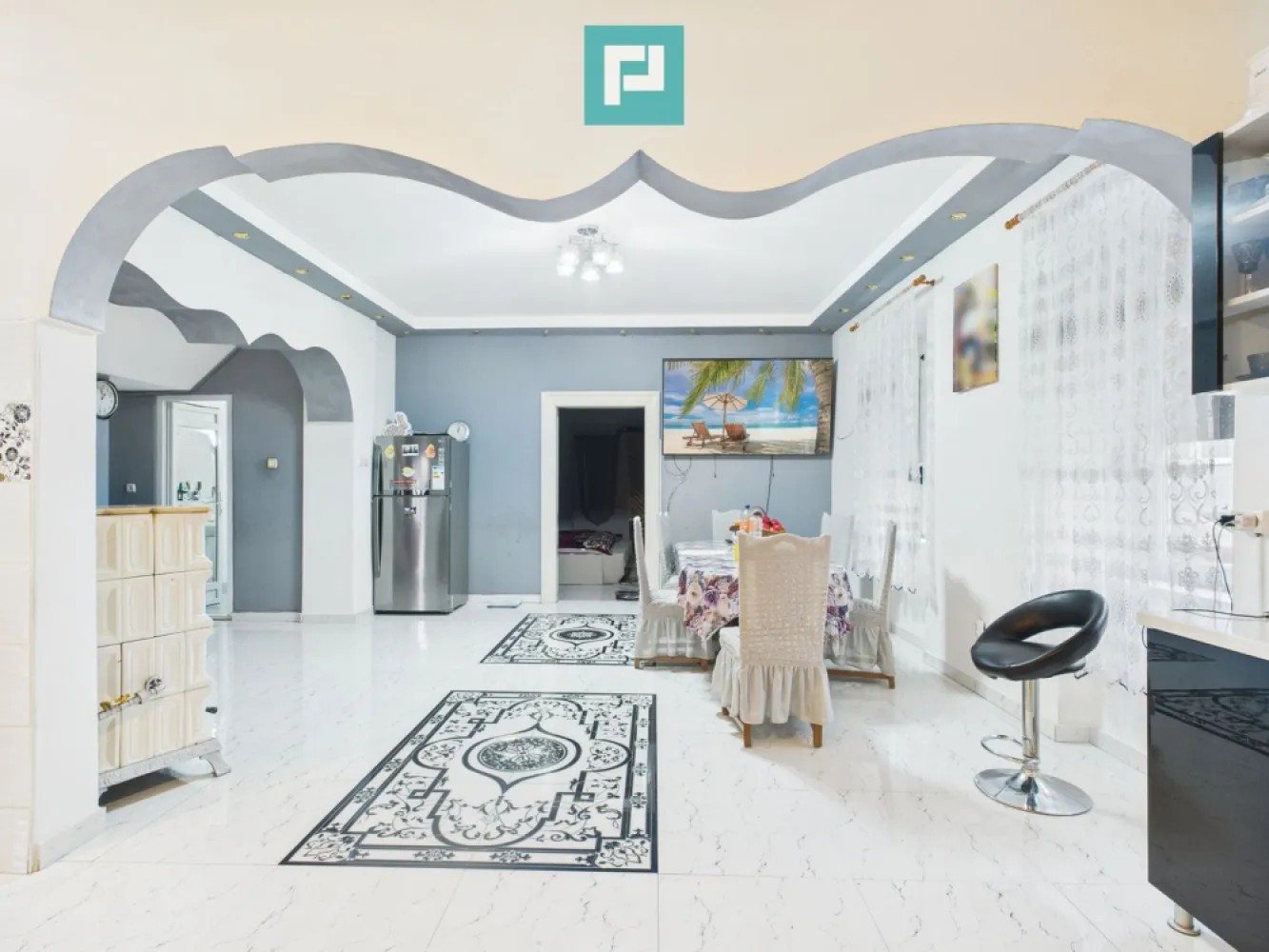 Două case, curte mare, lângă Castelul Corvinilor