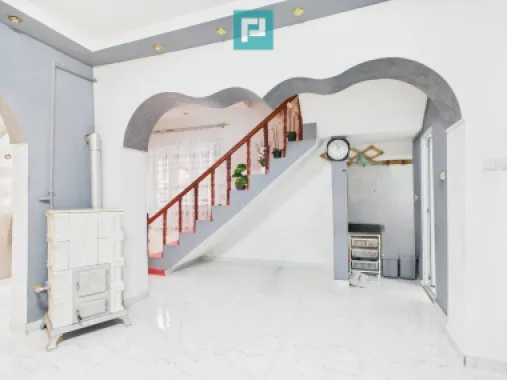 Două case, curte mare, lângă Castelul Corvinilor