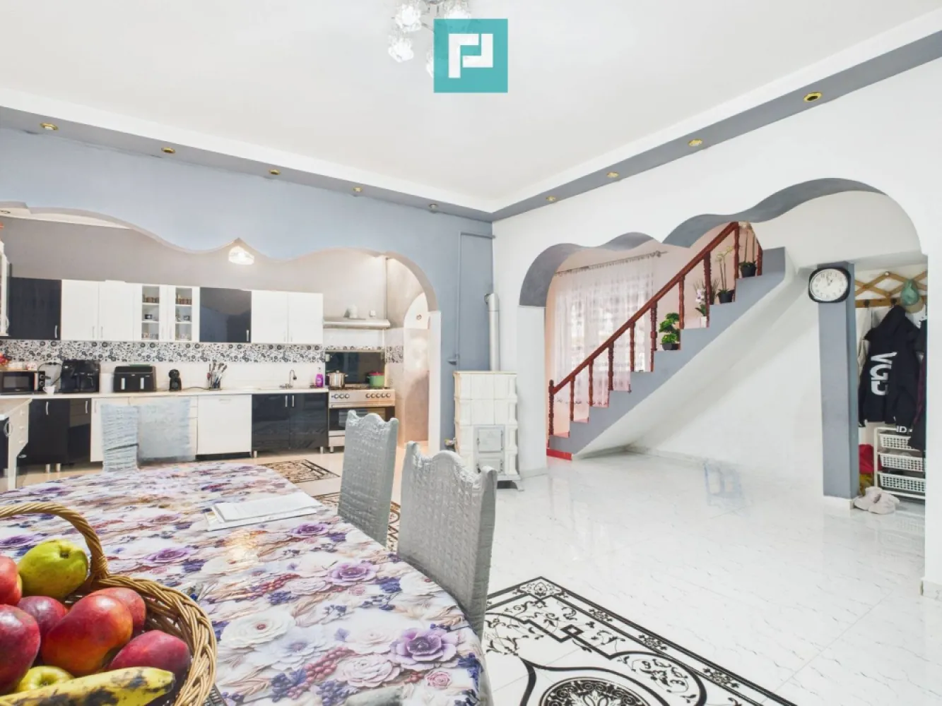 Două case, curte mare, lângă Castelul Corvinilor