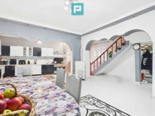 Două case, curte mare, lângă Castelul Corvinilor