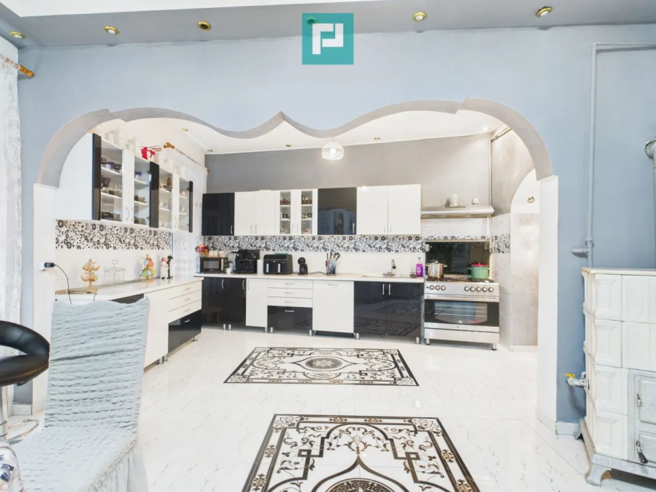 Două case, curte mare, lângă Castelul Corvinilor